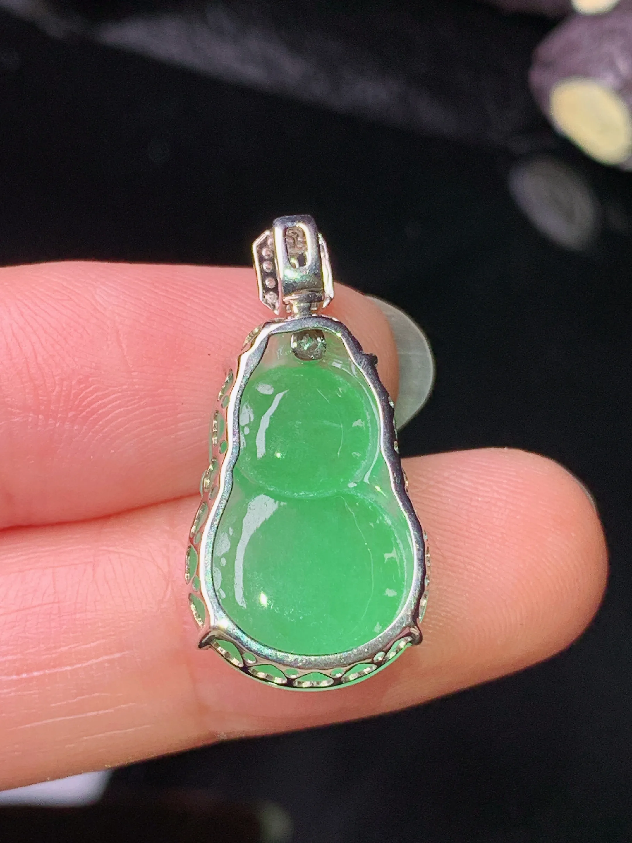 18k金钻镶嵌翠绿葫芦吊坠 玉质细腻 色泽清新艳丽 整体尺寸25.6*13*6.2