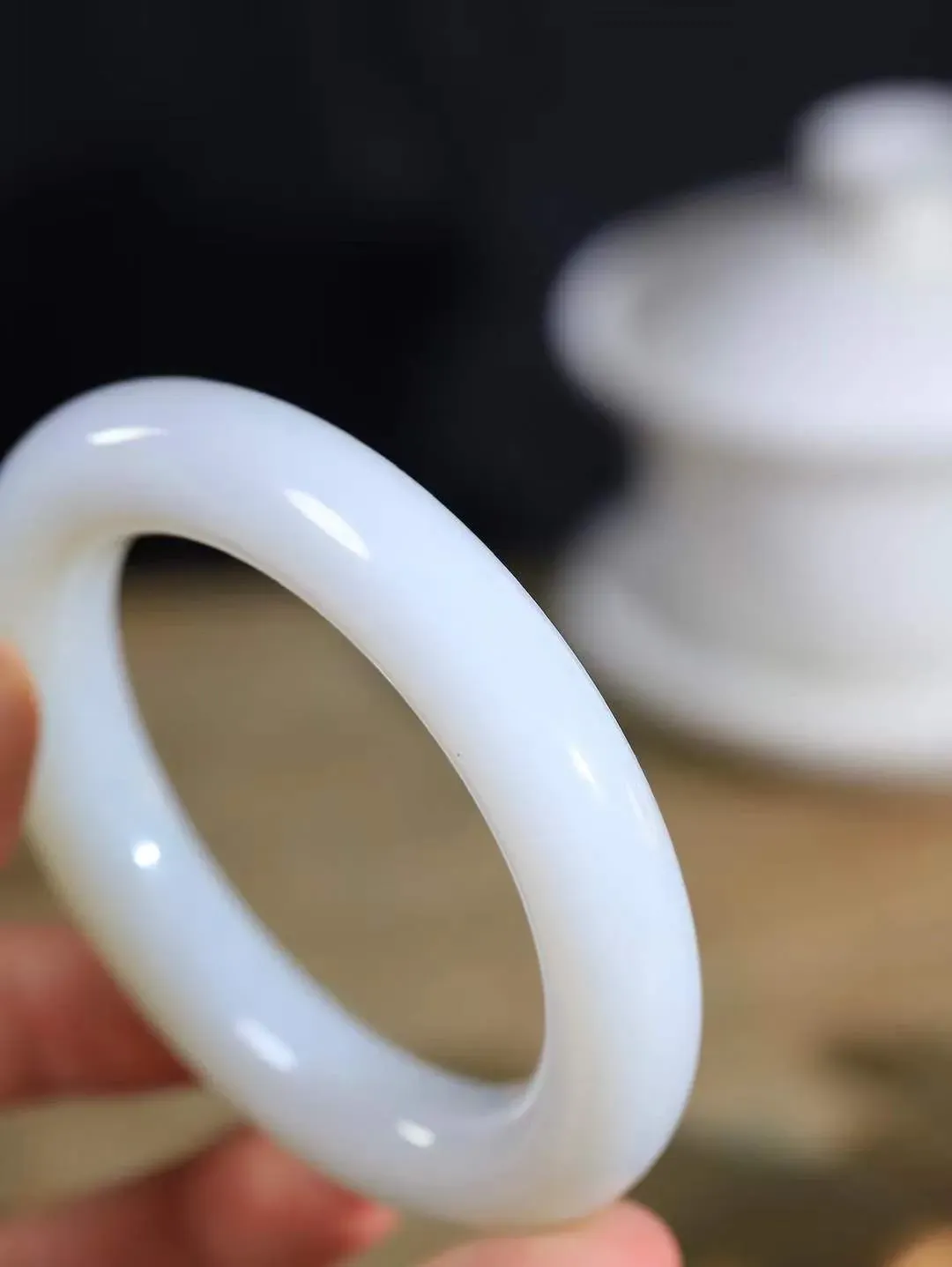 【玉佳人·手镯】

精品️和田玉白玉圆条手镯 ，玉质细腻油润，做工细致精美，端庄素雅，亭亭玉立，芊芊素手。芊芊素手，怎能忘镯？秀美圆条，更显婀娜。内径58mm 尺寸12.9-12.6mm重84.5克691102180L