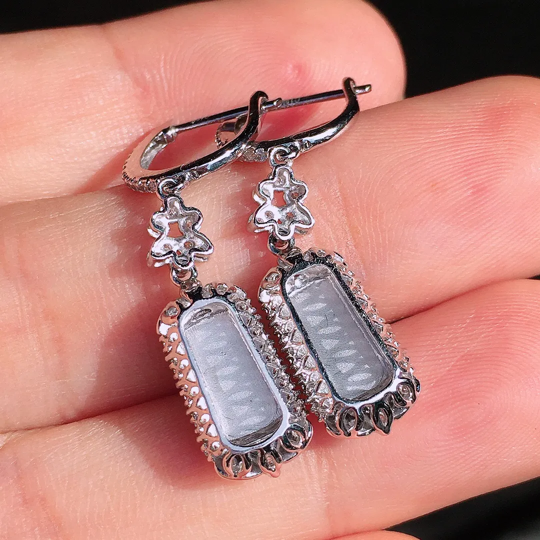 阳绿无事牌耳坠，色泽均匀艳丽，玉质细腻，荧光感超
强，饱满圆润，尽显优雅气质，18k
金豪华镶嵌