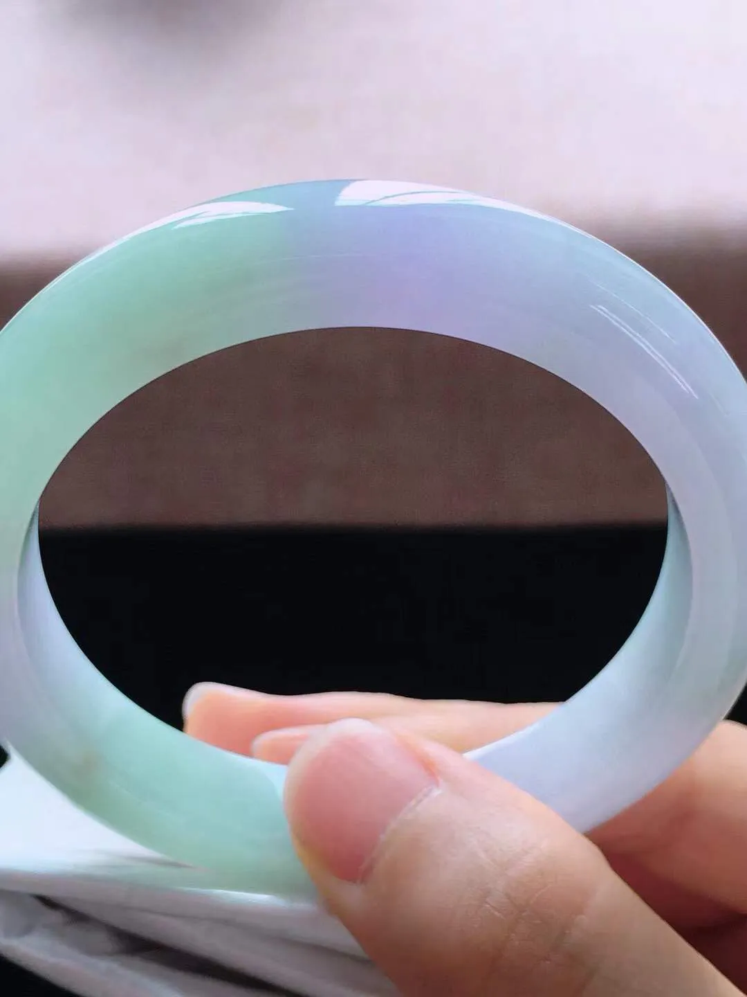 【翡翠名称】老种冰春彩54.6正圈口翡翠手镯
【翡翠尺寸】54.6*11.2*8.6mm适合53.6