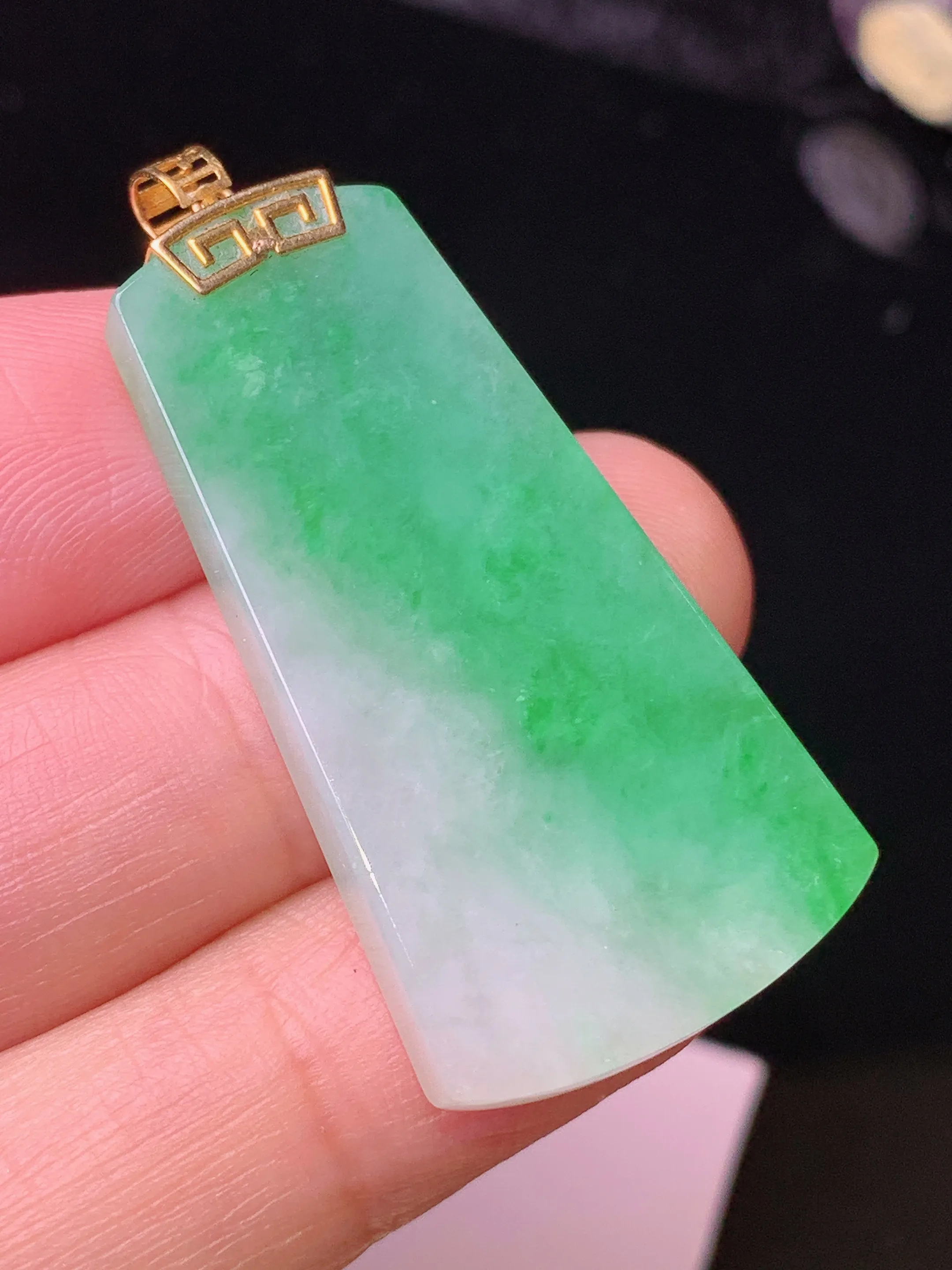 18k金镶嵌翠绿无事牌吊坠 玉质细腻 色泽清新艳丽 整体尺寸40.5*19*3.8