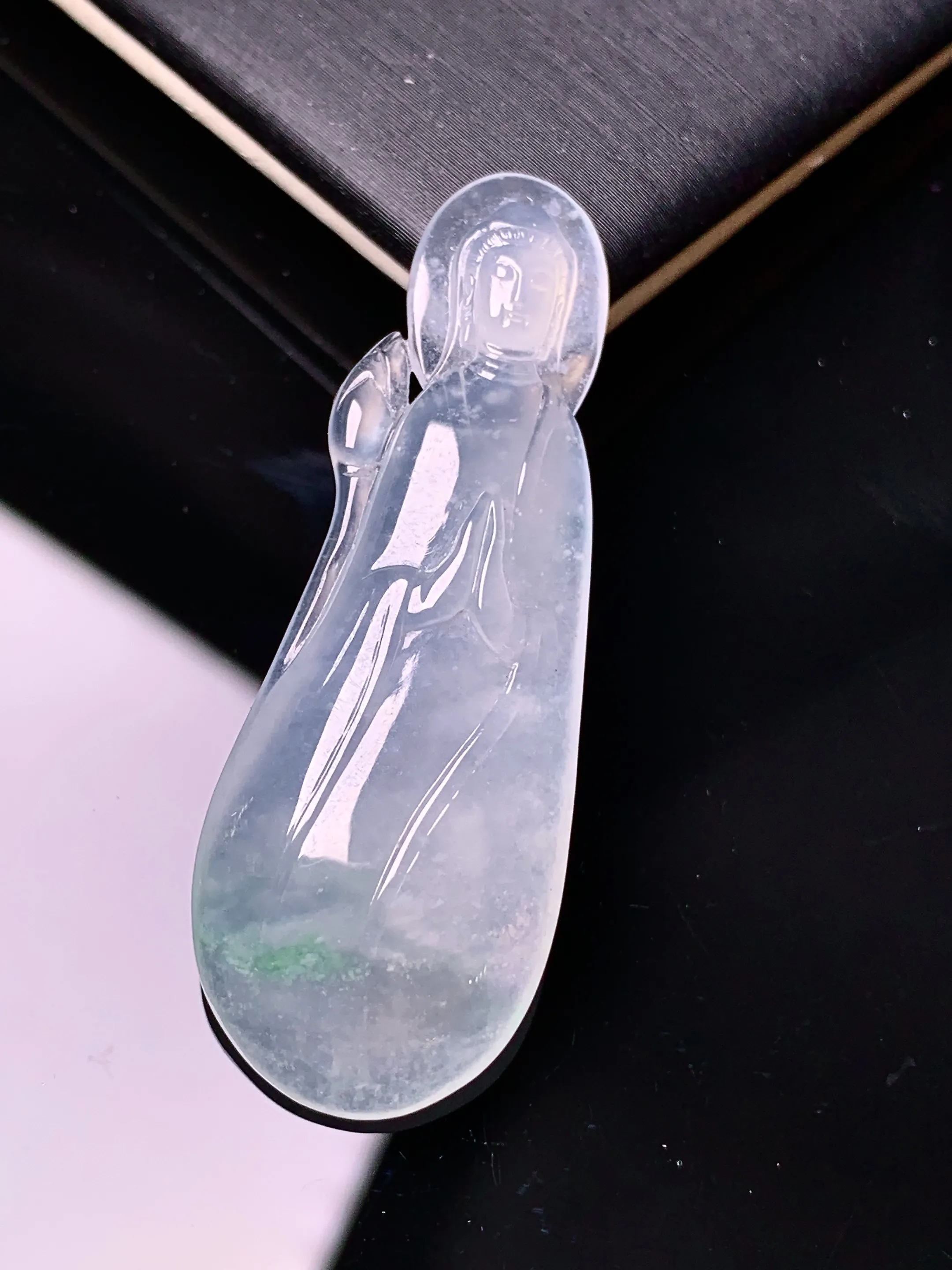 冰种飘绿观音吊坠 玉质细腻 色泽清新艳丽 整体尺寸46.5*16.7*6