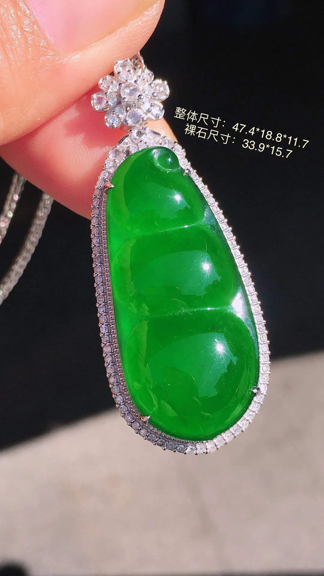 满绿福豆吊坠，色泽均匀浓郁，玉质细腻，荧光感超
强，饱满圆润，尽显优雅气质，18k
金豪华镶嵌