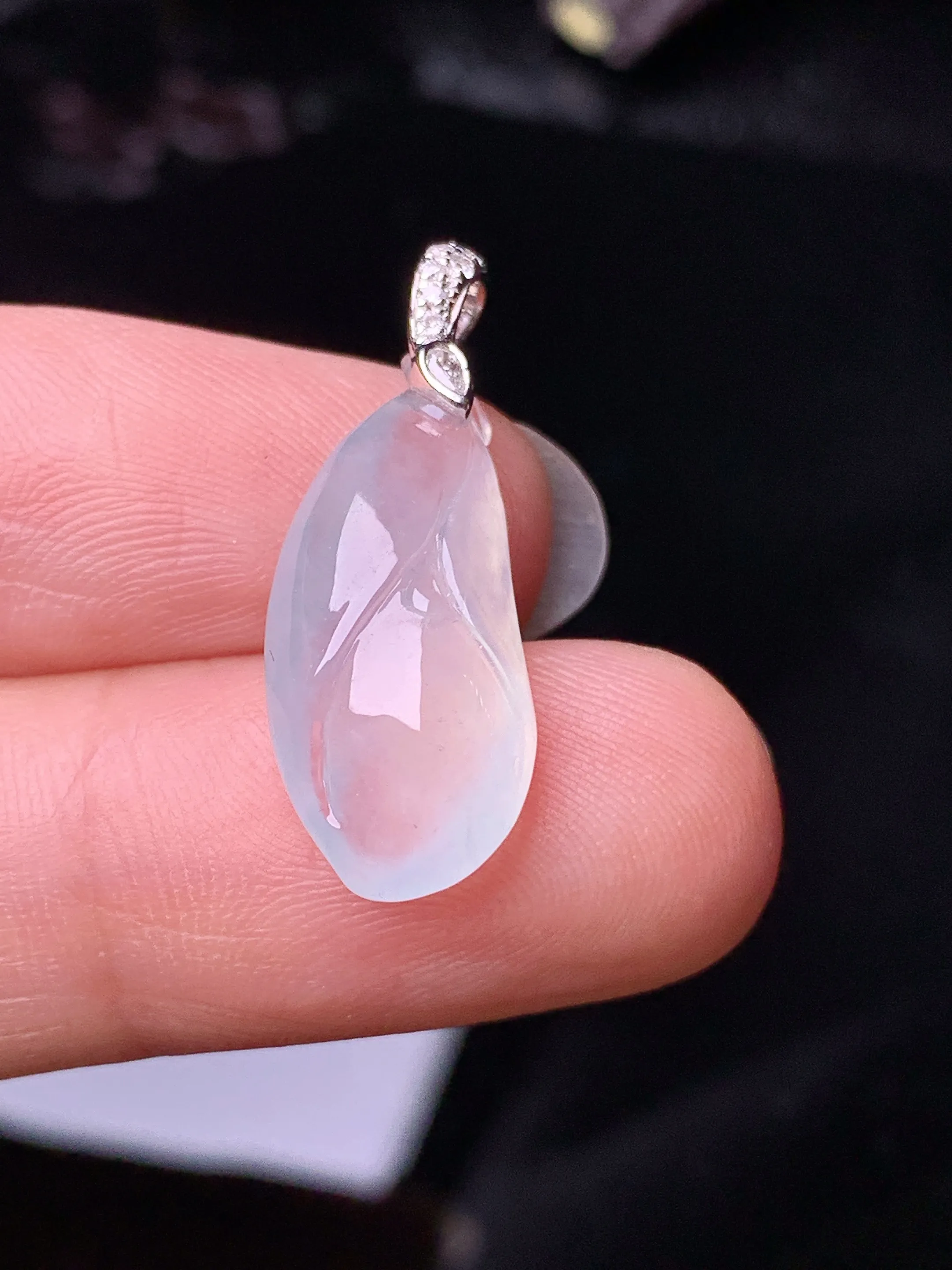 18k金钻镶嵌冰种花蕾吊坠 玉质细腻 色泽清新艳丽 整体尺寸25.5*9.2*5.7