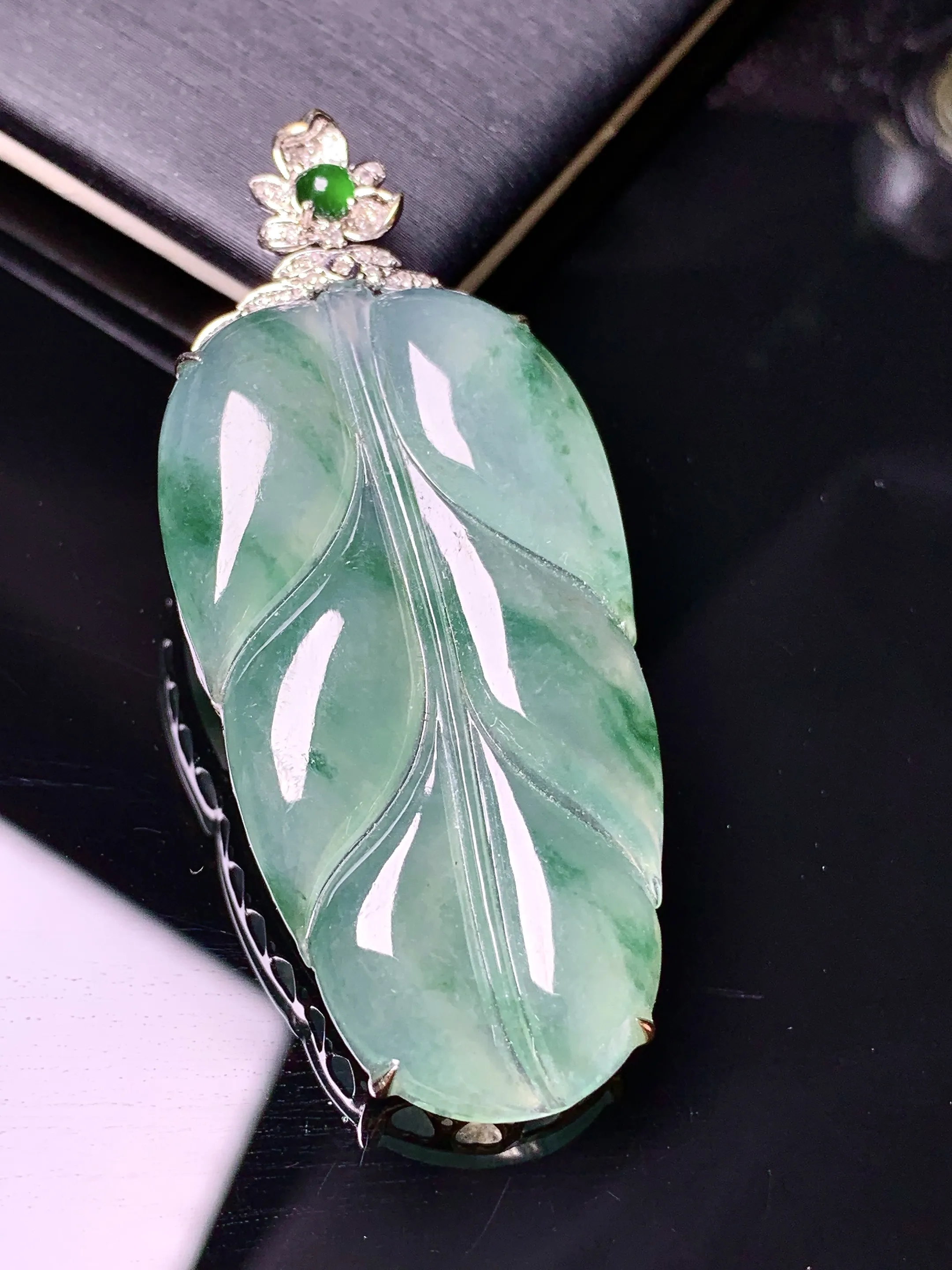 18k金钻镶嵌冰种飘绿树叶吊坠 玉质细腻 色泽清新艳丽 整体尺寸51.2*22*6.6