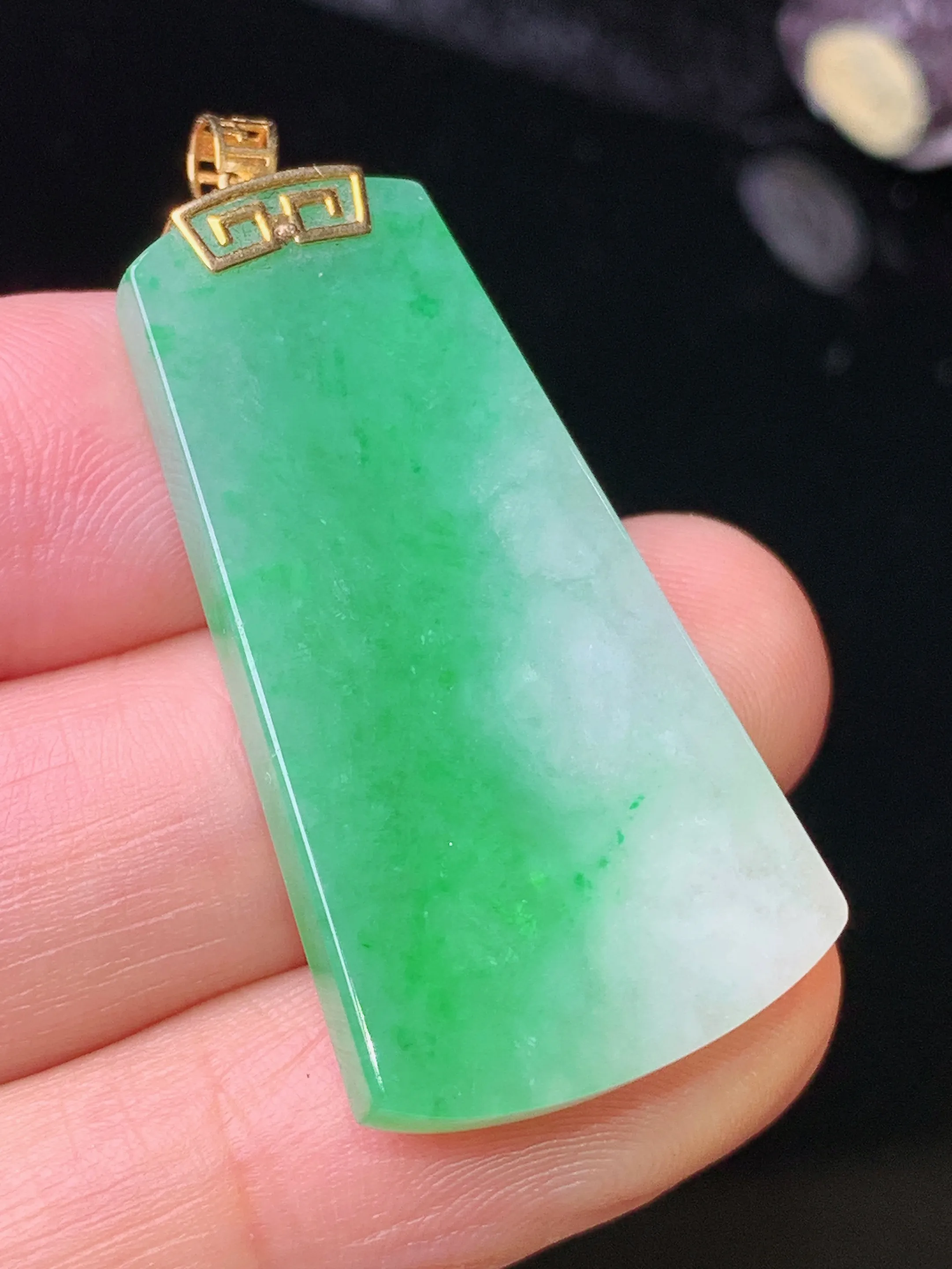 18k金镶嵌翠绿无事牌吊坠 玉质细腻 色泽清新艳丽 整体尺寸40.5*19*3.8