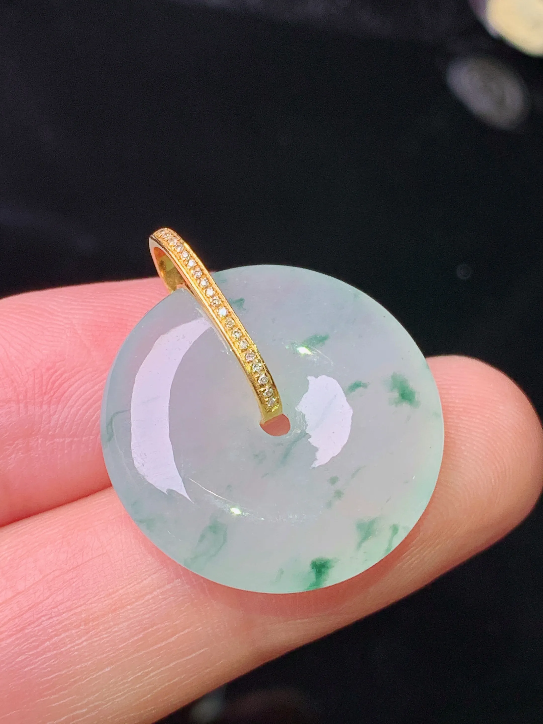 18k金钻镶嵌飘绿平安扣吊坠 玉质细腻 色泽清新艳丽 整体尺寸25*21.2*5.5