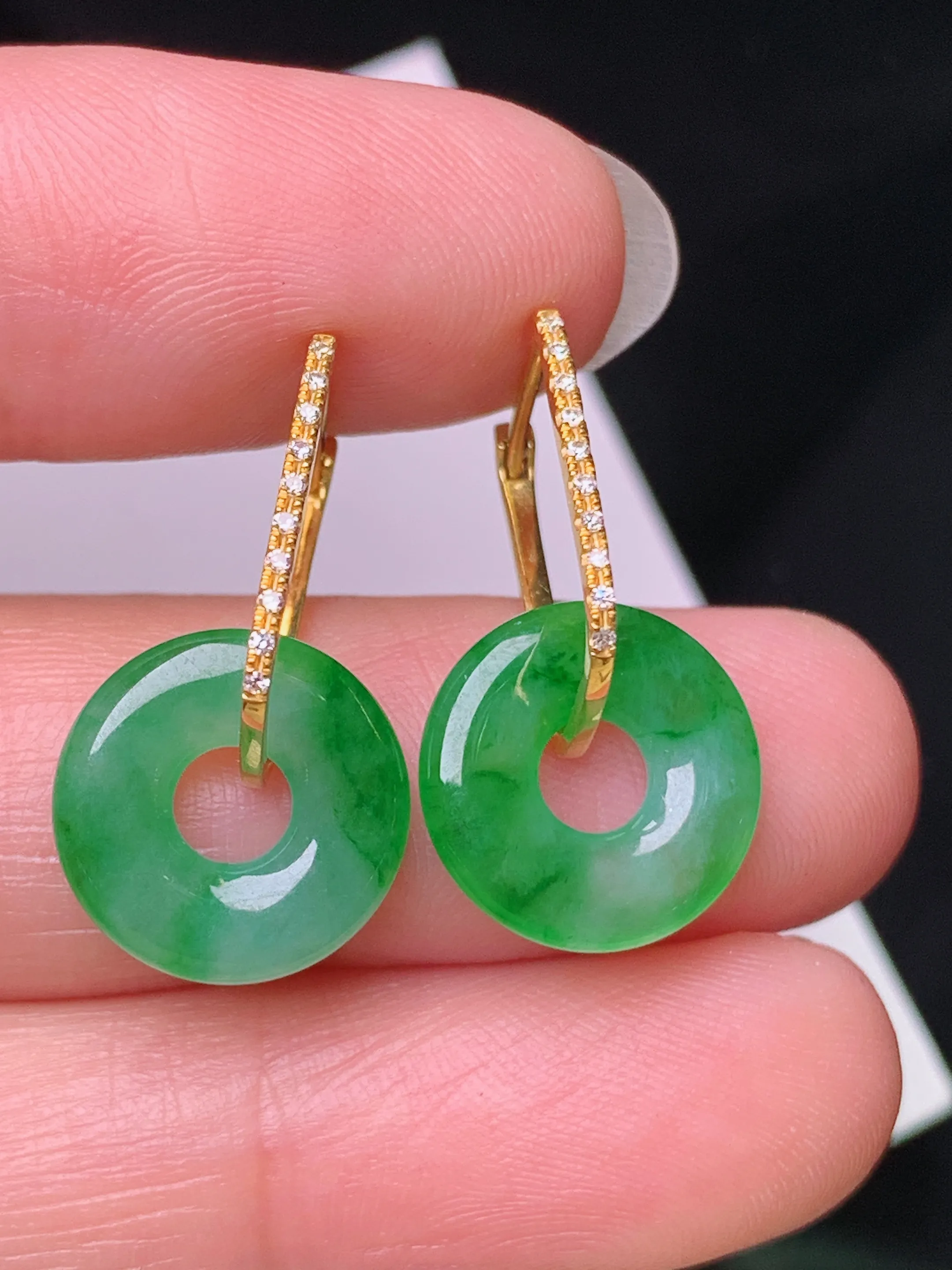 18k金钻镶嵌翠绿平安扣耳坠 玉质细腻 色泽清新艳丽 整体尺寸21.6*12.5*2.5