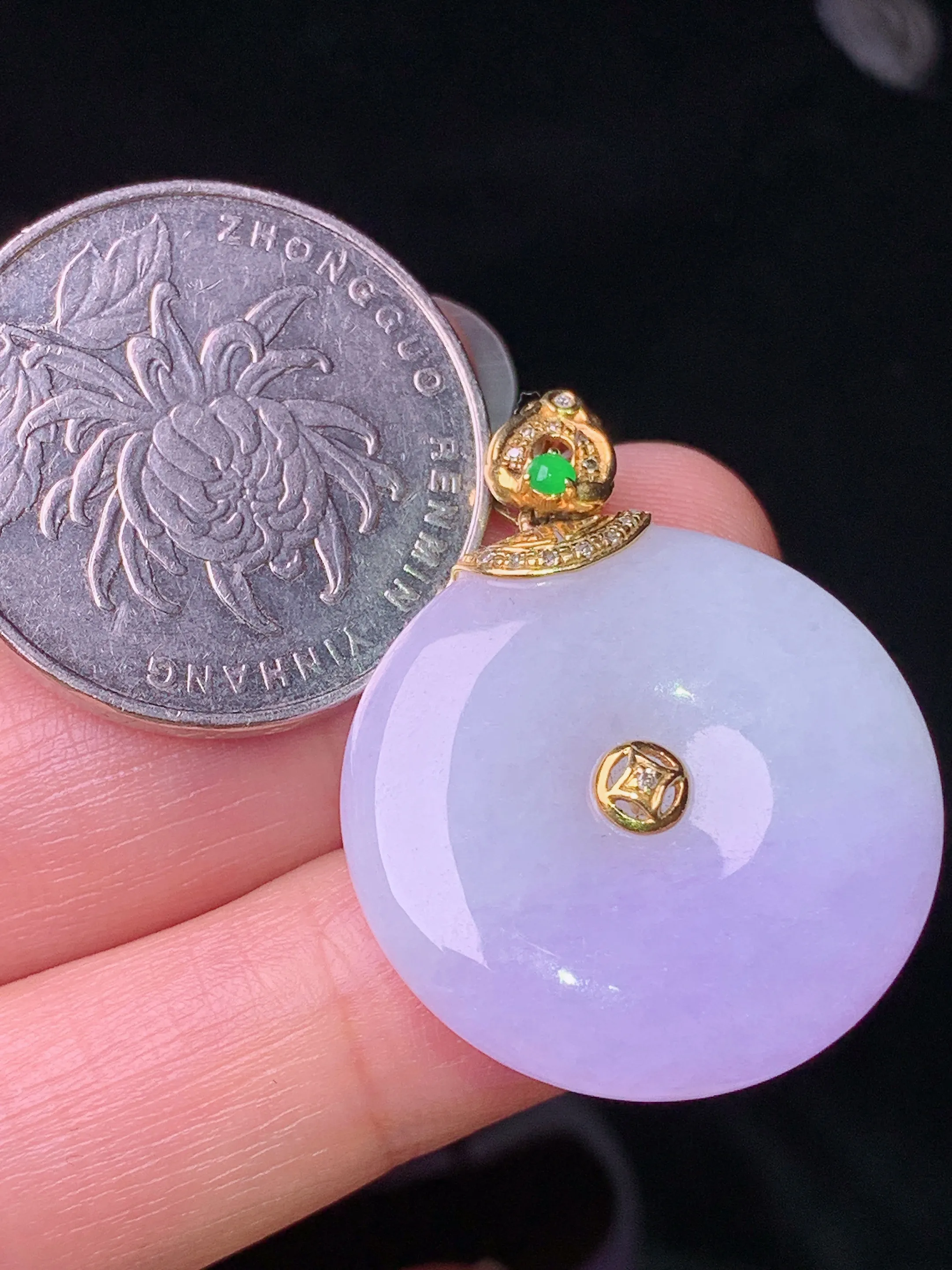 18k金钻镶嵌紫罗兰平安扣吊坠 玉质细腻 色泽清新艳丽 整体尺寸31.8*25*5.6