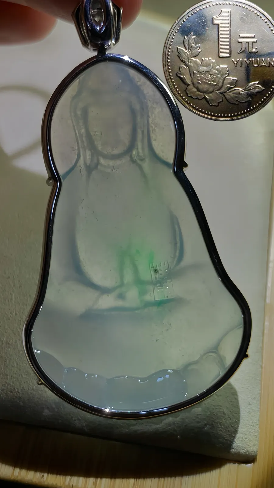 绿花【净瓶观音·慈悲为怀】，
浩锐玉雕艺术作品，
裸石约61.2-39-5.5mm，
整体72-39-8.5mm，36.4g，
18K金，南非钻