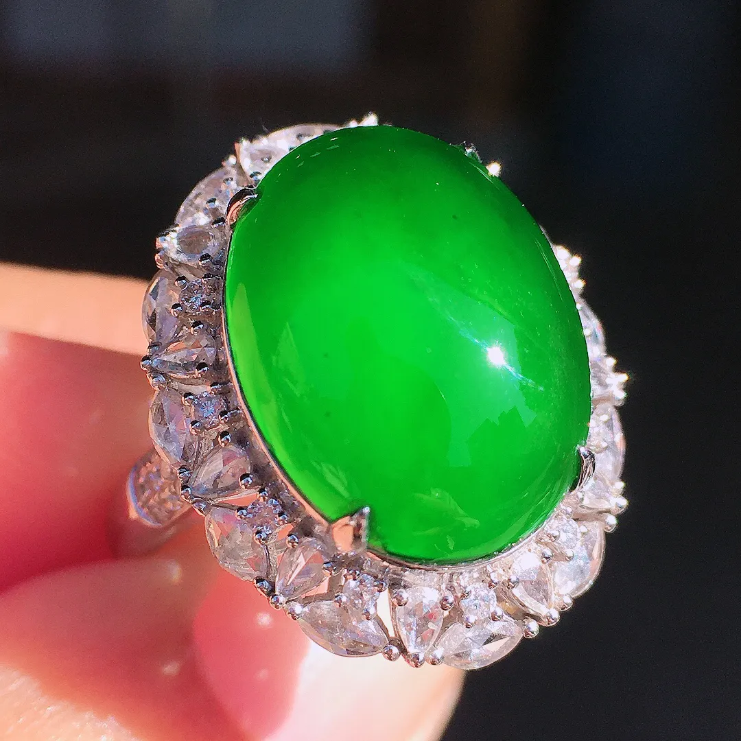 阳绿蛋面戒指，色泽均匀艳丽，玉质细腻，荧光感超
强，饱满圆润，尽显优雅气质，18k
金豪华镶嵌