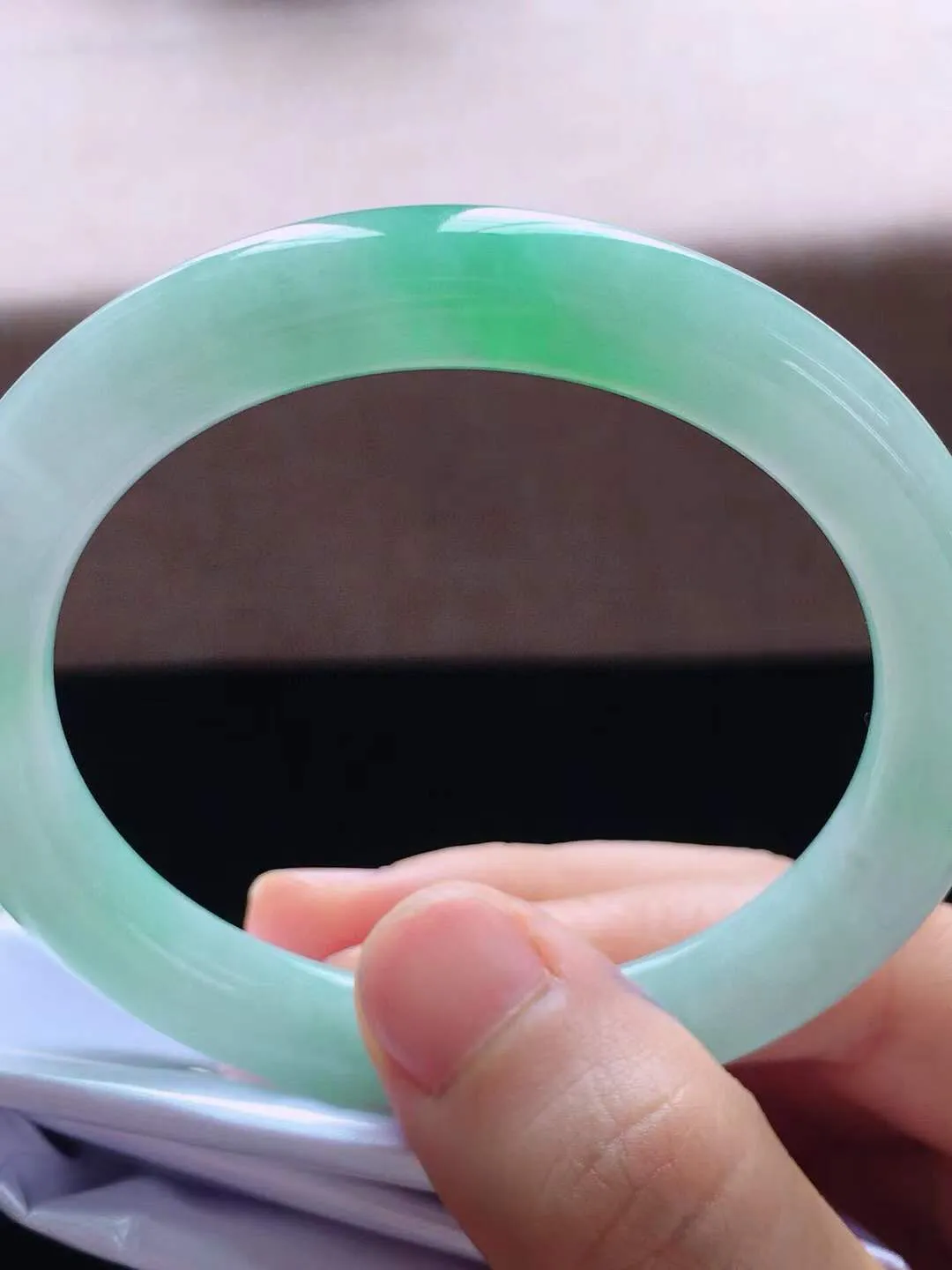 【翡翠名称】老种飘绿花53.3圈口圆条翡翠手镯
【翡翠尺寸】53.3*8.2*8.5mm适合52.5-55.6正圈口佩戴
【翡翠描述】缅甸天然翡翠A货，种老水足，玉质细腻，色泽靓丽，性价比高，佩戴效果好！