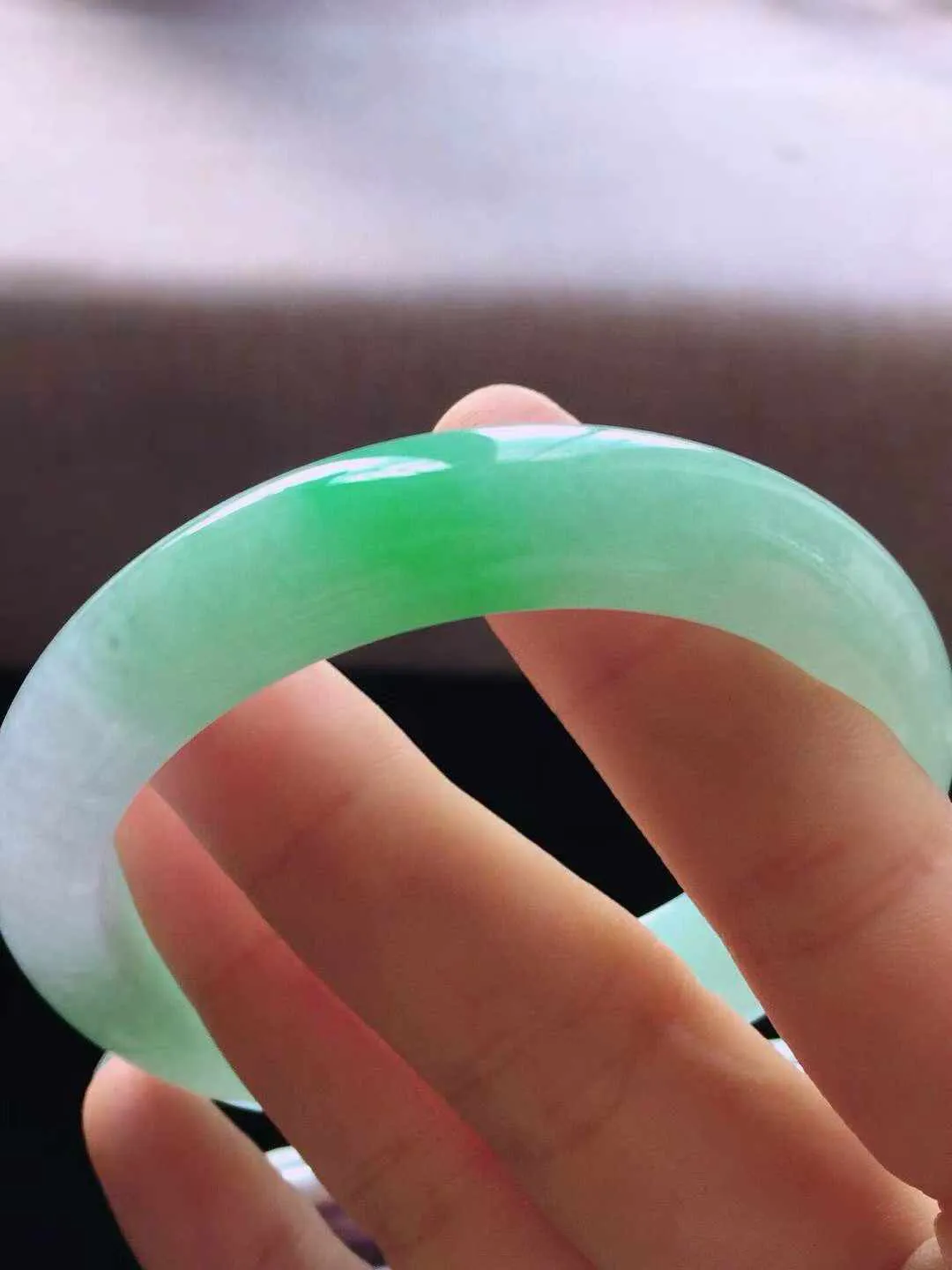 【翡翠名称】老种飘阳绿56正圈口翡翠手镯
【翡翠尺寸】56*12*8.2mm适合55-57正圈口佩戴
【翡翠描述】缅甸天然翡翠A货，种老水足，玉质细腻，色泽靓丽，性价比高，佩戴效果好！