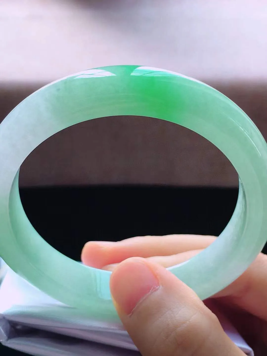 【翡翠名称】老种飘阳绿56正圈口翡翠手镯
【翡翠尺寸】56*12*8.2mm适合55-57正圈口佩戴
【翡翠描述】缅甸天然翡翠A货，种老水足，玉质细腻，色泽靓丽，性价比高，佩戴效果好！