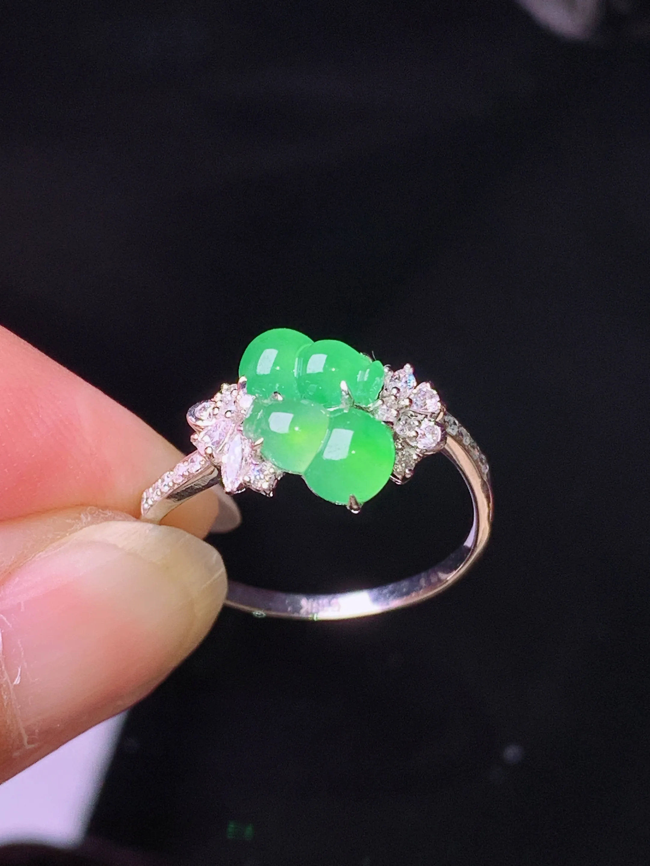 18k金钻镶嵌翠绿葫芦戒指 玉质细腻 色泽清新艳丽 圈口14.5 整体尺寸7.5*4.3*3