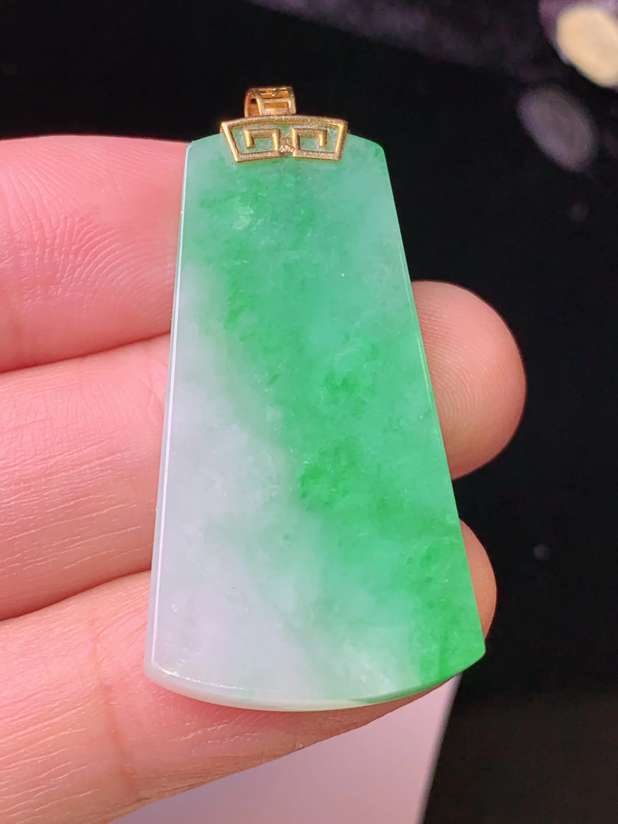 18k金镶嵌翠绿无事牌吊坠 玉质细腻 色泽清新艳丽 整体尺寸40.5*19*3.8