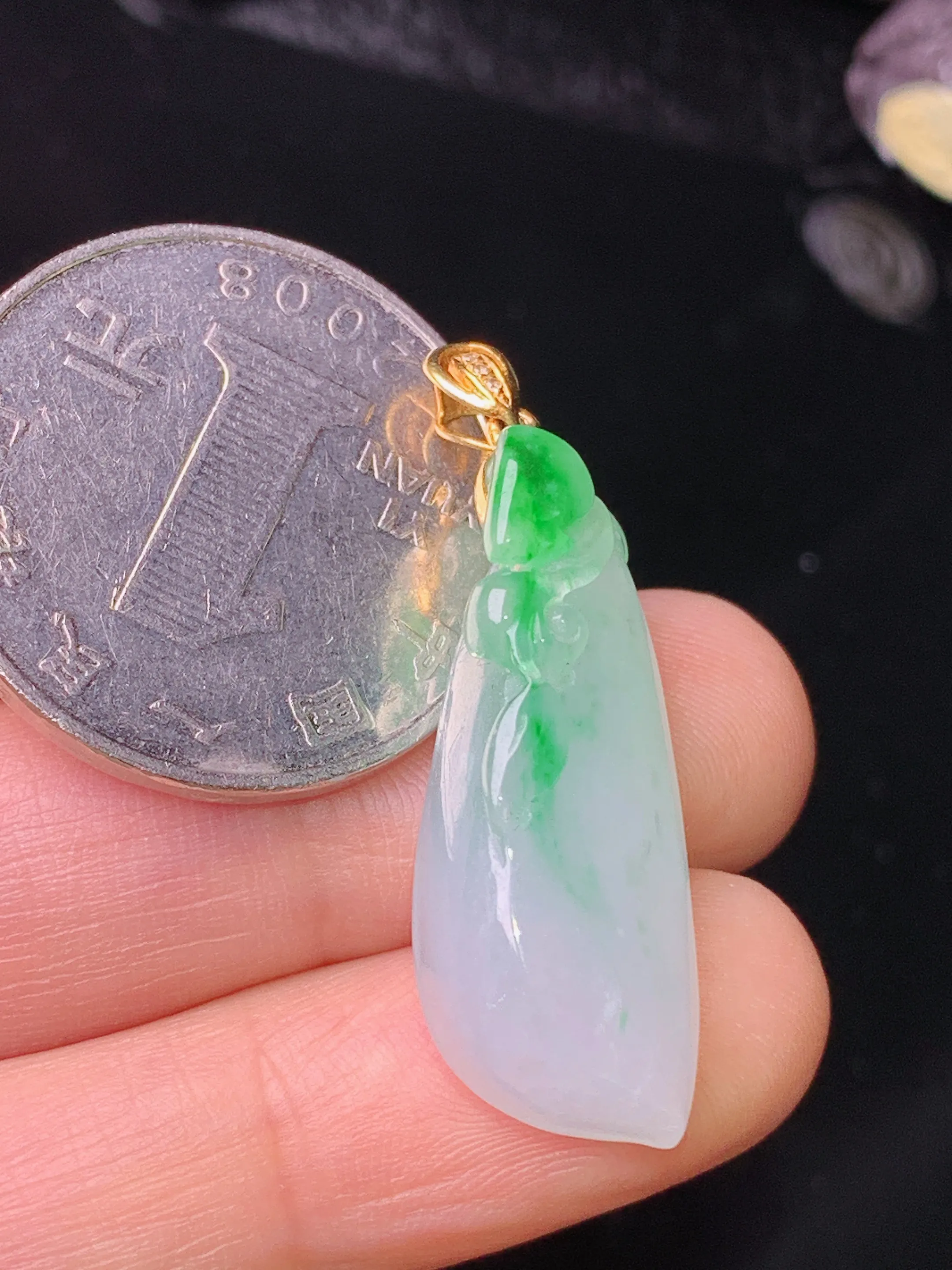 18k金镶嵌飘绿随形吊坠 玉质细腻 色泽清新艳丽 整体尺寸33.7*11.3*8.3