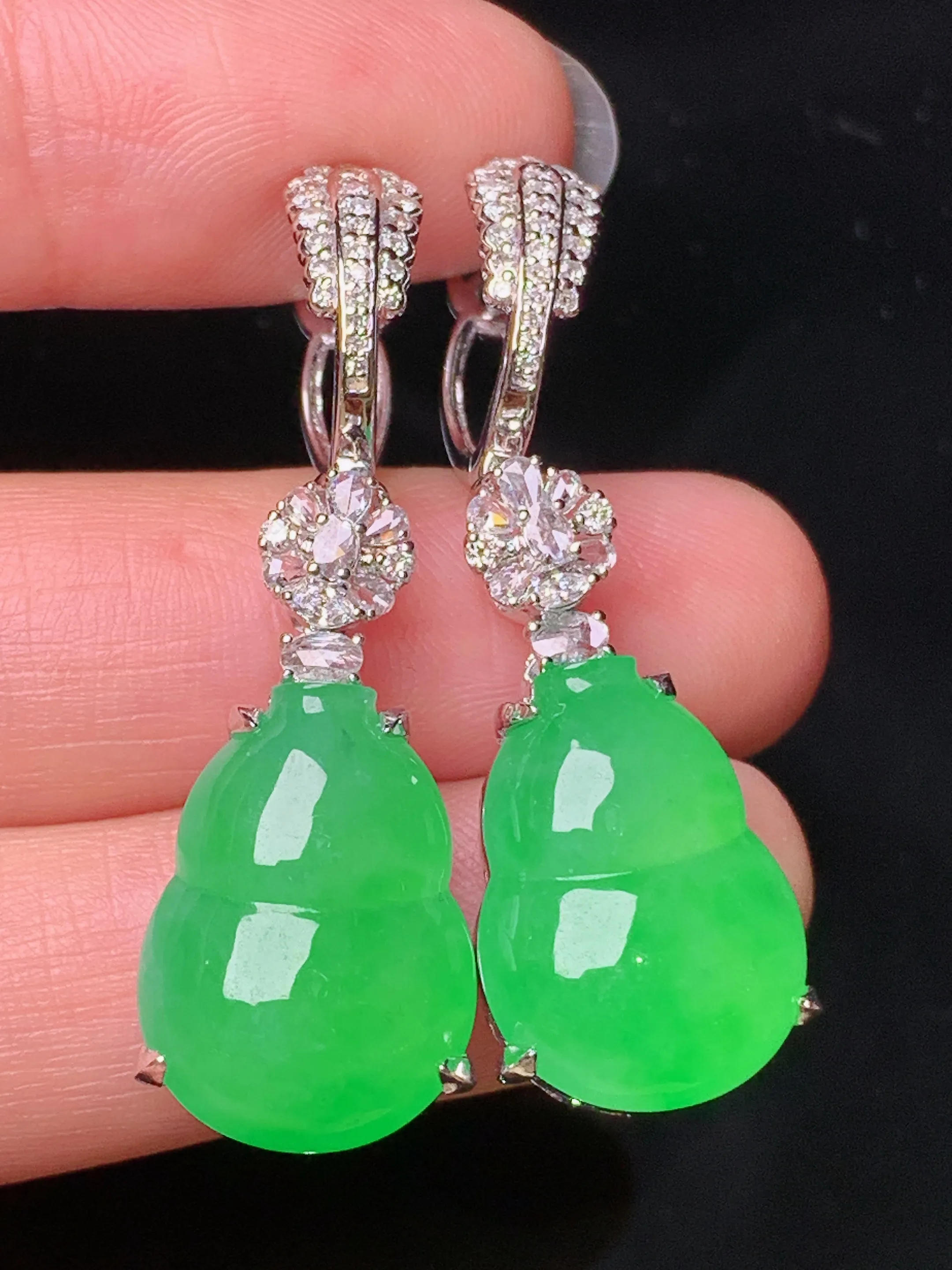 18k金钻镶嵌满绿葫芦耳坠吊坠两用款 玉质细腻 色泽清新艳丽 整体尺寸41.5*12.7*8.8