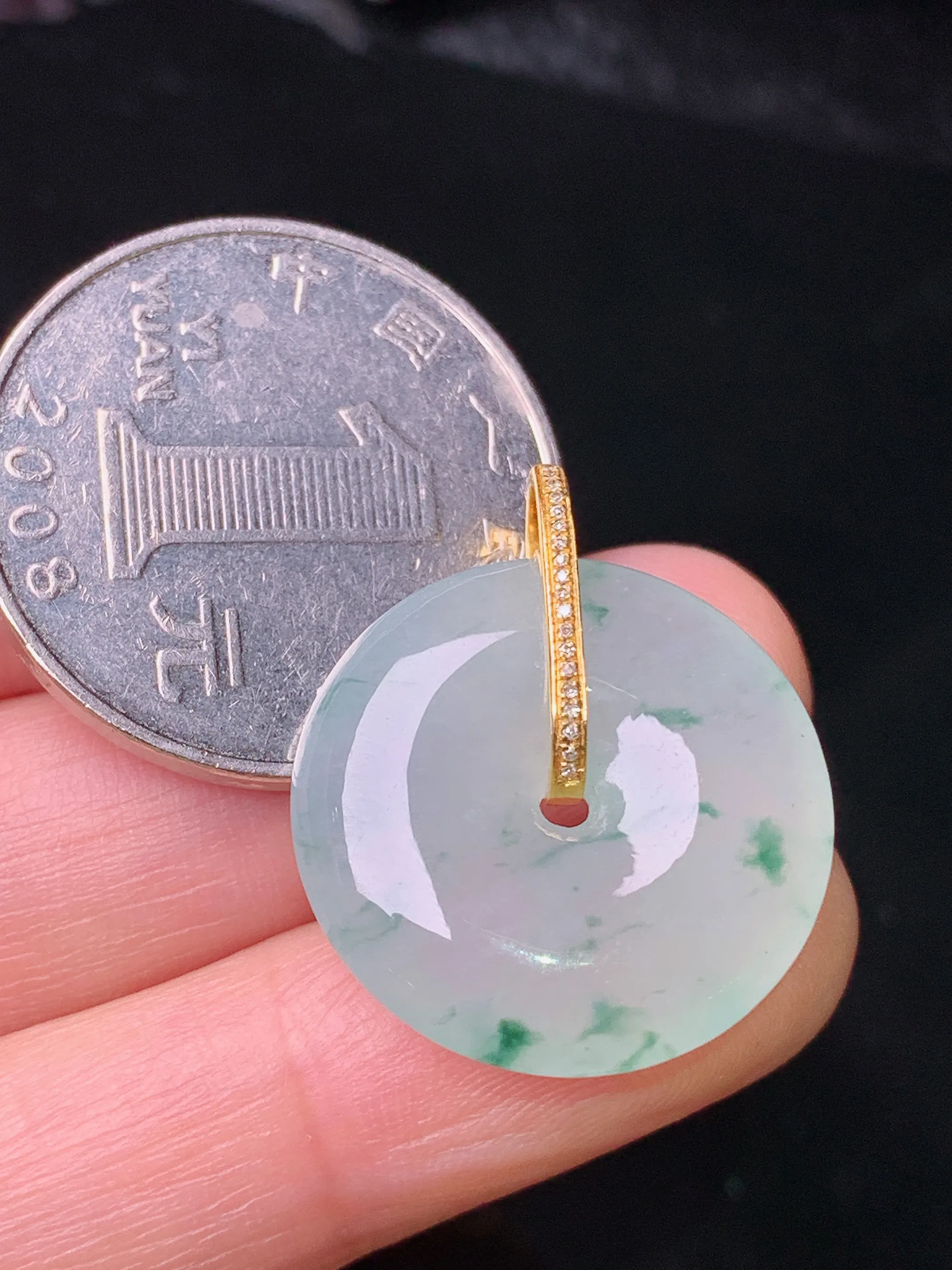 18k金钻镶嵌飘绿平安扣吊坠 玉质细腻 色泽清新艳丽 整体尺寸25*21.2*5.5