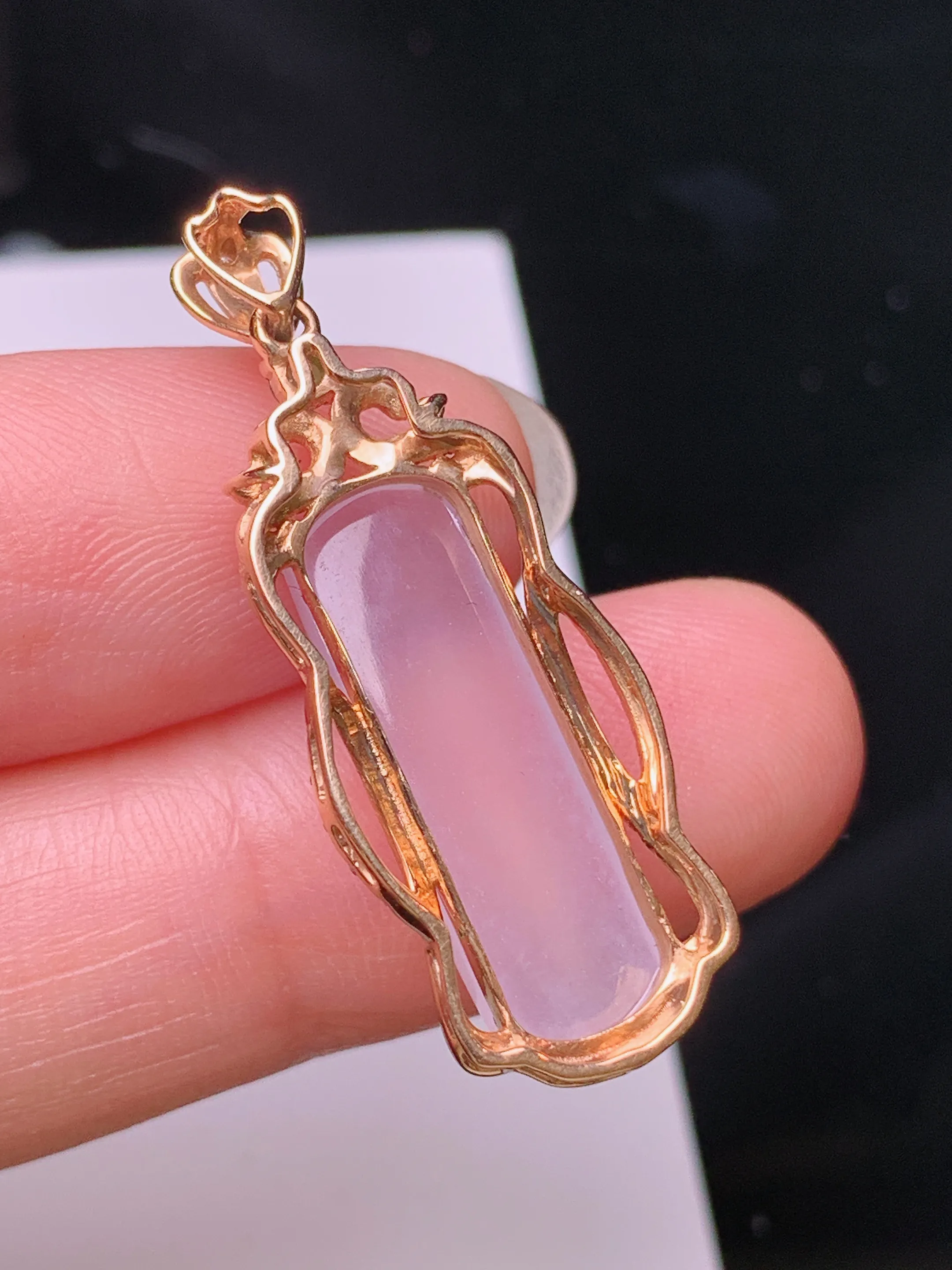 18k金钻镶嵌淡粉无事牌吊坠 玉质细腻 色泽清新艳丽 整体尺寸33.5*12*6.8