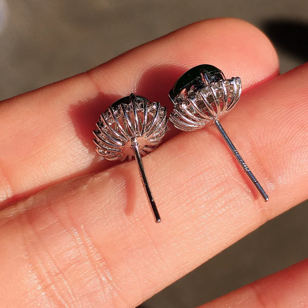 满绿蛋面耳钉，色泽均匀浓郁，玉质细腻，荧光感超
强，饱满圆润，尽显优雅气质，18k
金豪华镶嵌