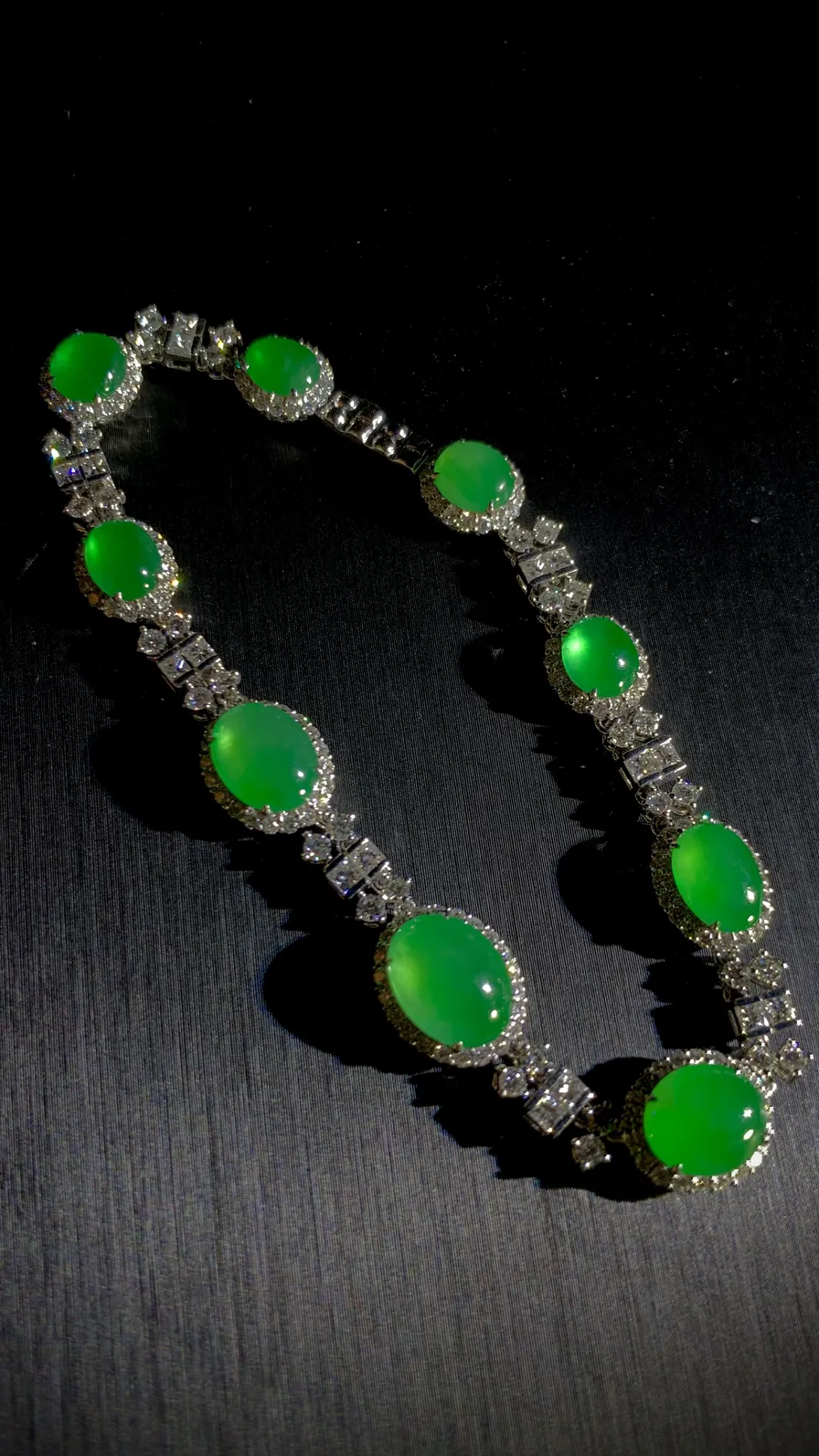 翡翠绿蛋面套装项链手链两用款，
18K金，南非钻，24.32g，手链总长约185mm，