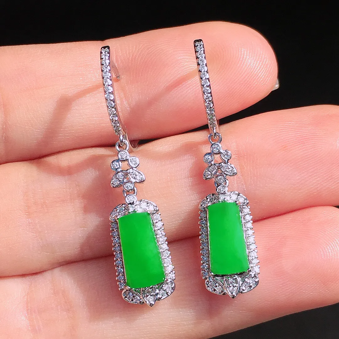 阳绿无事牌耳坠，色泽均匀艳丽，玉质细腻，荧光感超
强，饱满圆润，尽显优雅气质，18k
金豪华镶嵌