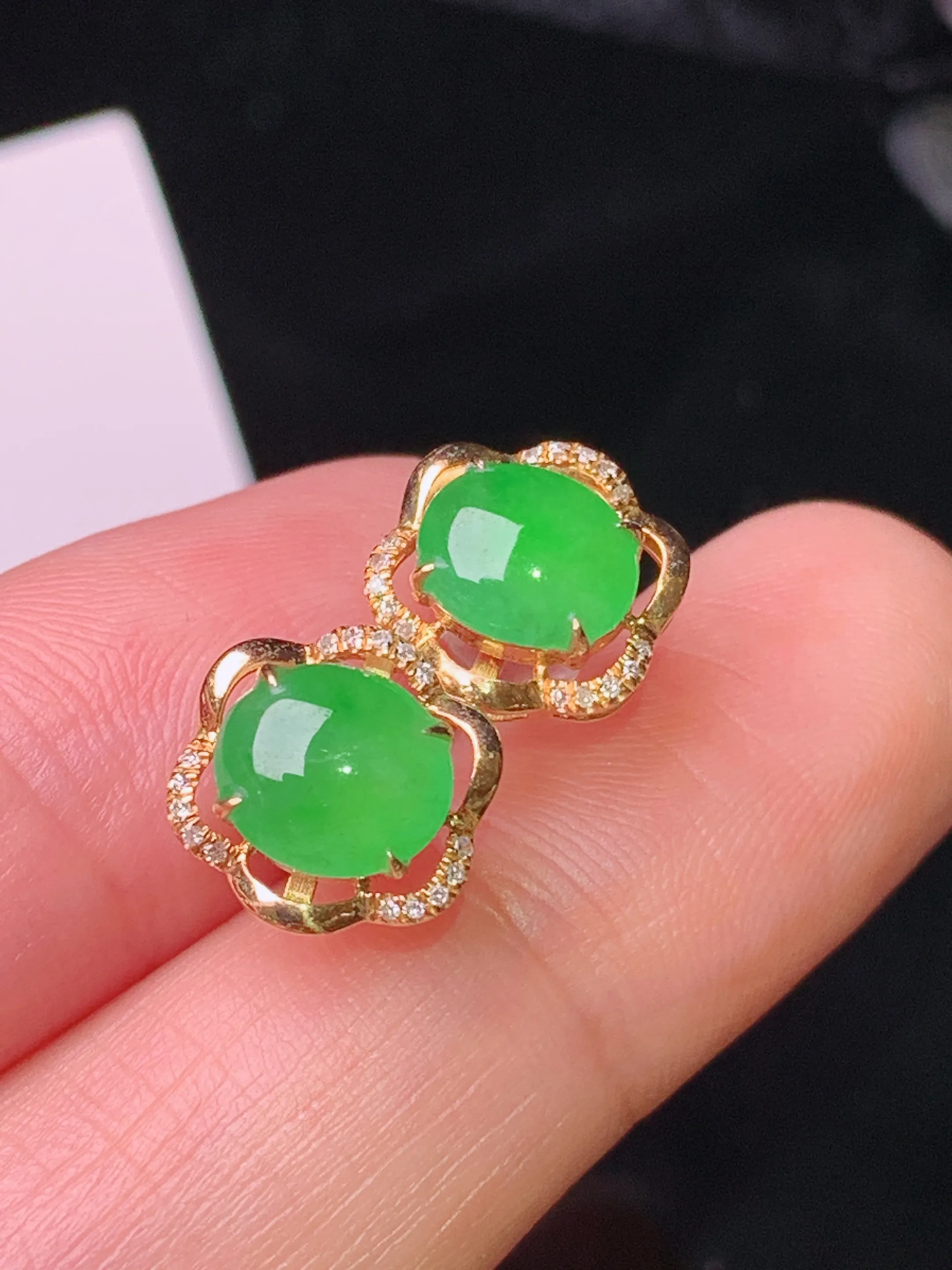 18k金钻镶嵌翠绿蛋面耳钉 玉质细腻 色泽清新艳丽 整体尺寸9.7*5