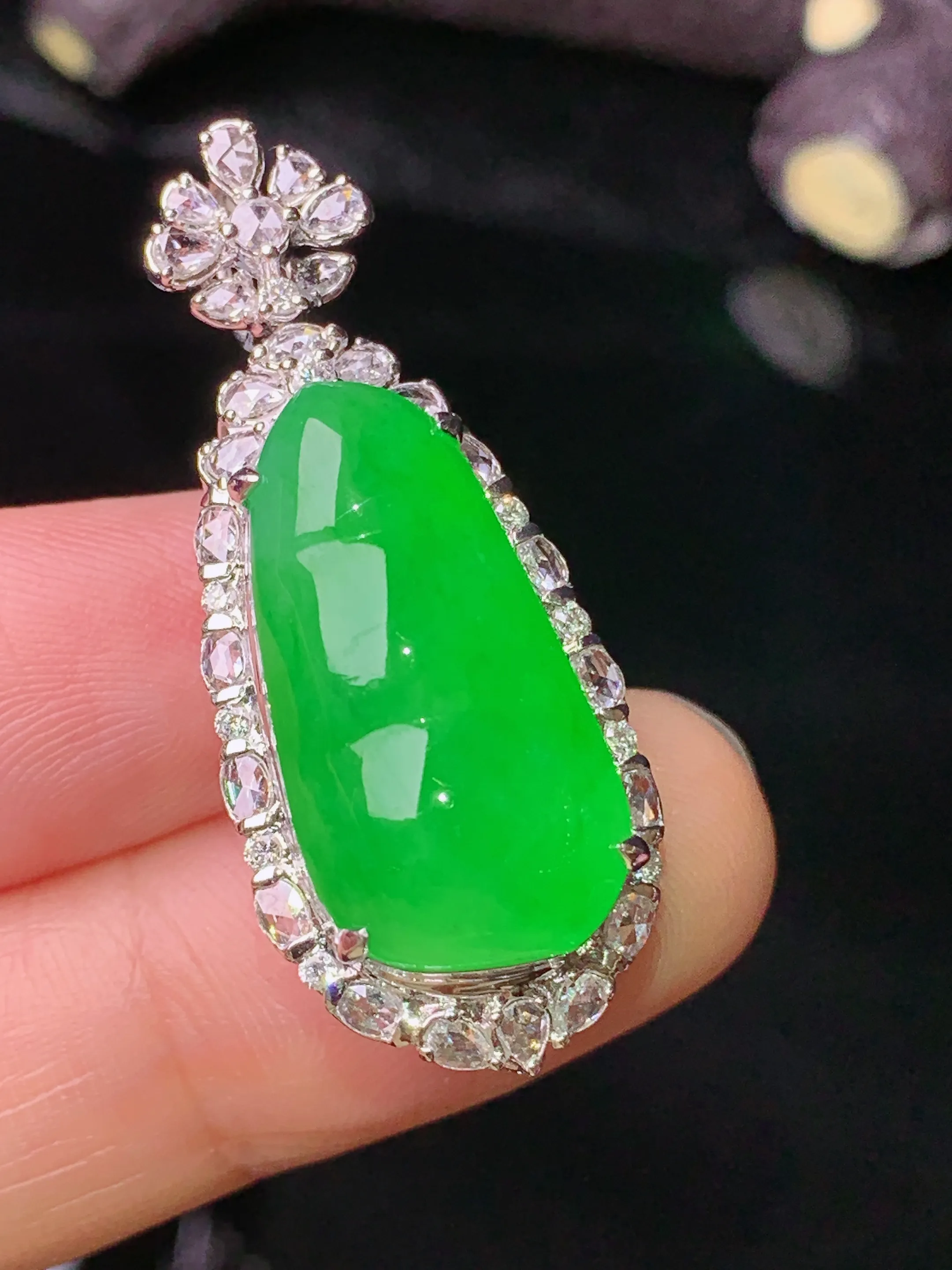 18k金钻镶嵌满绿四季豆吊坠 玉质细腻 色泽清新艳丽 整体尺寸37*15.2*12.3