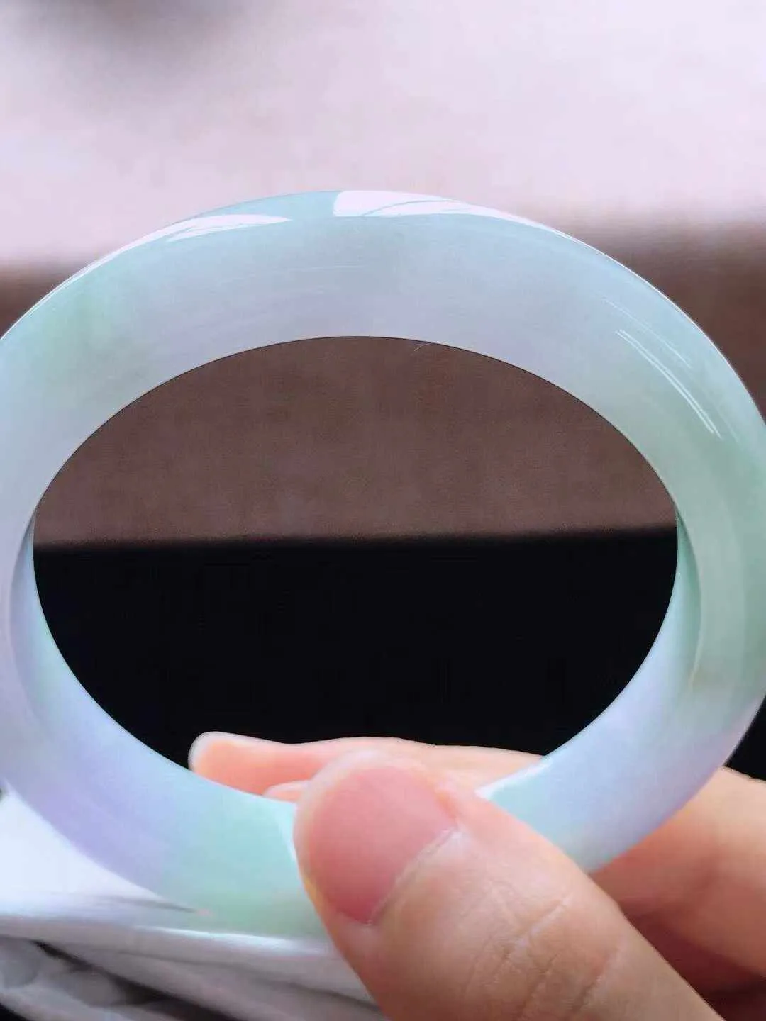 【翡翠名称】老种冰春彩54.6正圈口翡翠手镯
【翡翠尺寸】54.6*11.2*8.6mm适合53.6-56正圈口佩戴
【翡翠描述】缅甸天然翡翠A货，种老水足，玉质细腻，色泽靓丽，性价比高，佩戴效果好！