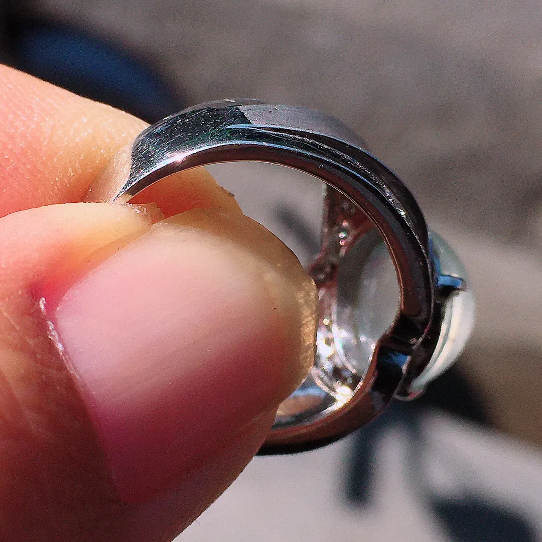 玻璃种蛋面戒指，玉质细腻，荧光感超
强，饱满圆润，尽显优雅气质，18k
金豪华镶嵌