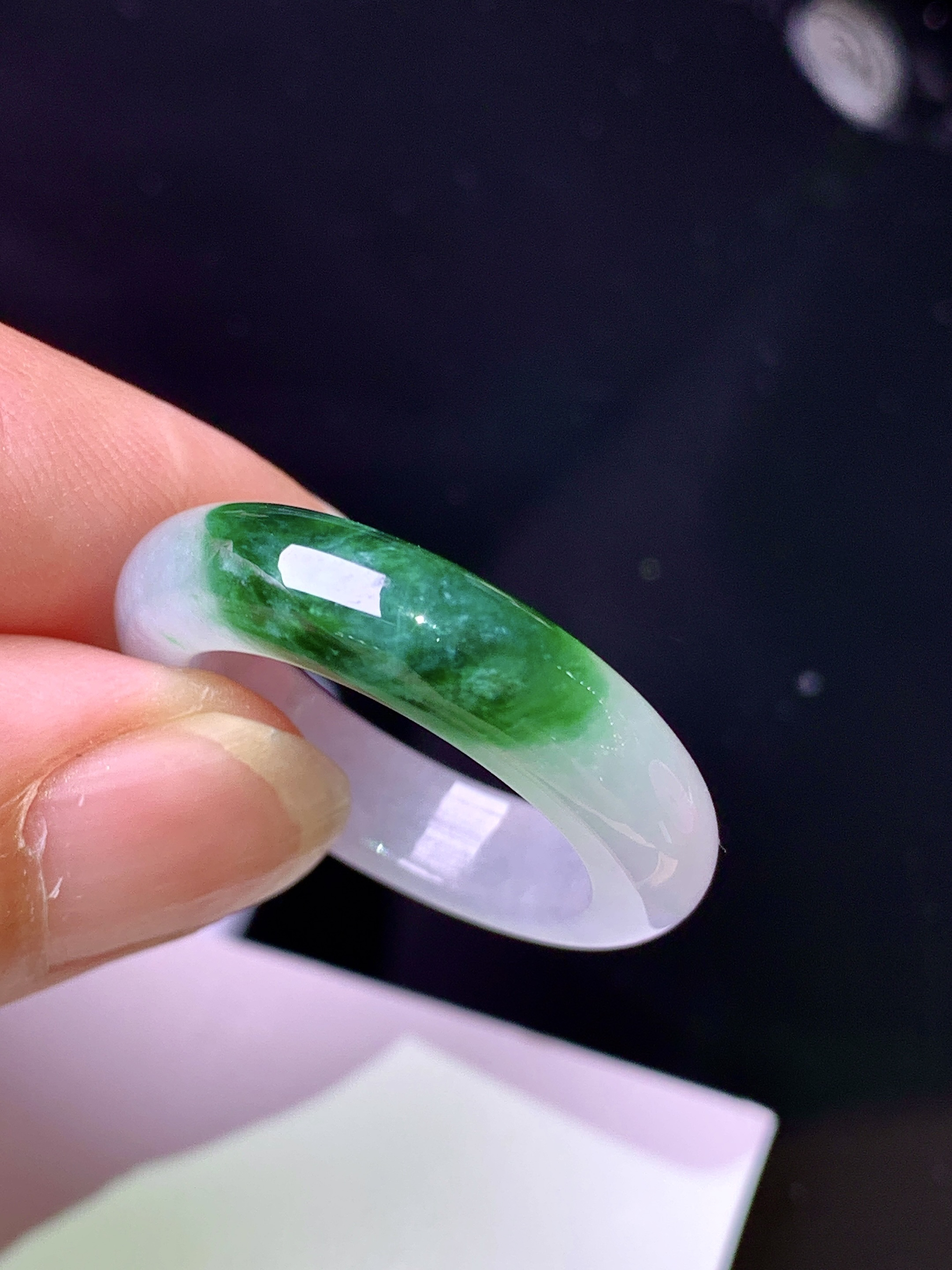 飘绿指环 玉质细腻 色泽清新艳丽 圈口17 整体尺寸26.3*5.5*4.2