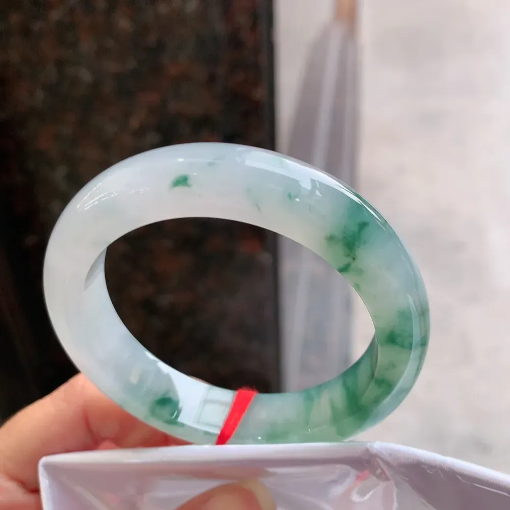 正圈高冰飘花 无瑕 尺寸:54.1/12.4/9.1 花美