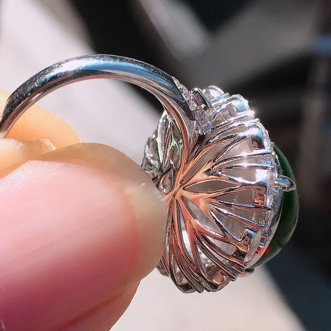 阳绿蛋面戒指，色泽均匀艳丽，玉质细腻，荧光感超
强，饱满圆润，尽显优雅气质，18k
金豪华镶嵌