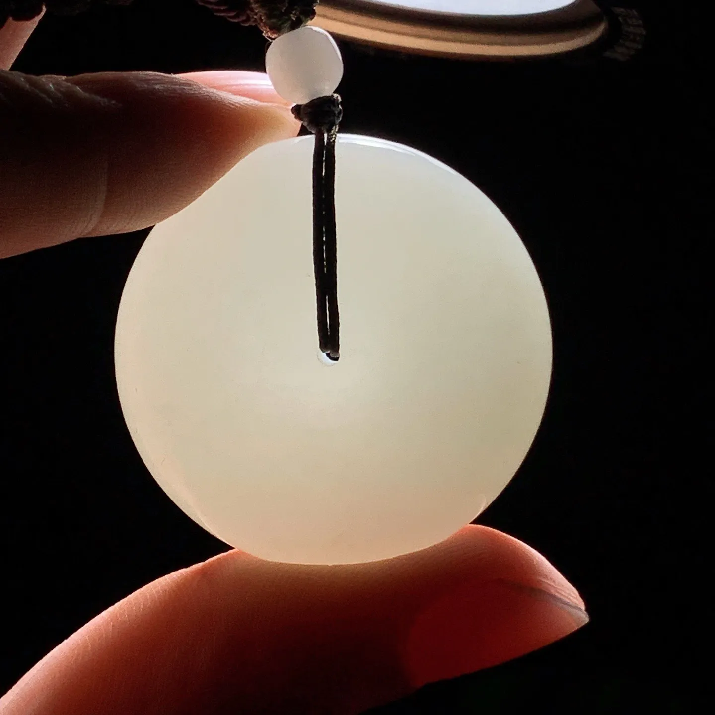 和田玉羊脂白平安扣挂件。尺寸35/13重35.4克。白度一级。玉质细腻油润！手推出油。佩戴高端典雅。lt251119