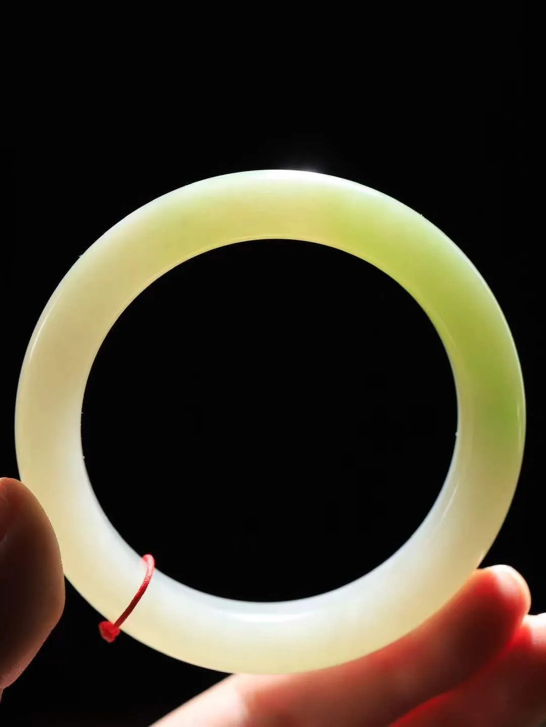 【翠色怡人.手镯】

精品和田玉翠青手镯，精品超级美镯，玉质细腻饱满，️温润脂香，仙雾缥缈，怡静如画，意蕴十足～，戴于腕间，神秘与高贵并存，给人以出尘的风雅，优美脱俗，气质非凡。重65克 内径57.5mm尺寸12.6-9.9mm191152100A