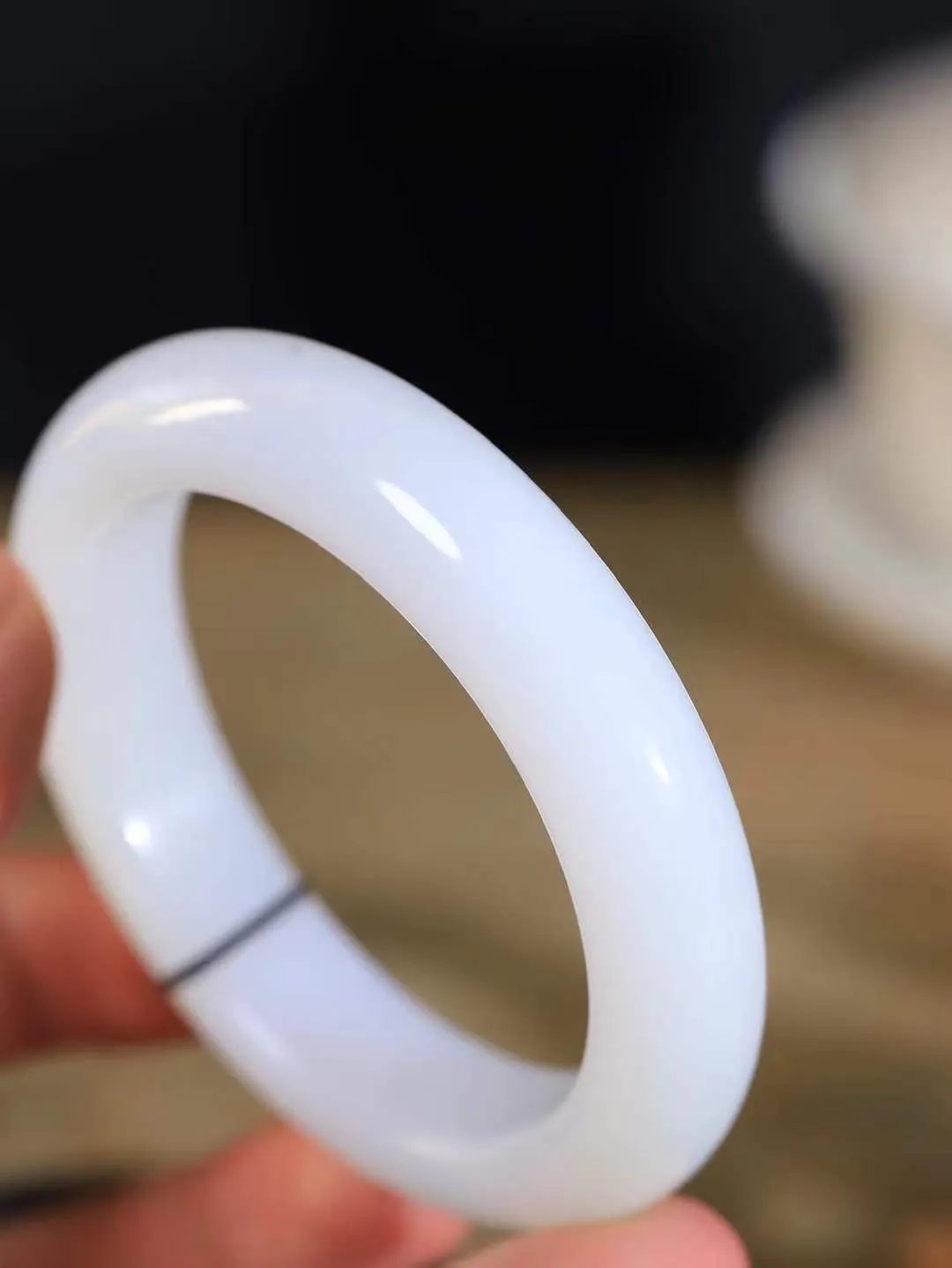 （一见倾心.手镯）

收藏级和田玉白玉手镯，玉质温润细腻 油性十足 手感舒适，高华雅逸，线条流畅，简约大气，美自天成，素雅高贵。佩戴于腕间，婉约之美，举手投足间透出那低调奢华。重68克  尺寸55.5-13.2-10mm  561152136A