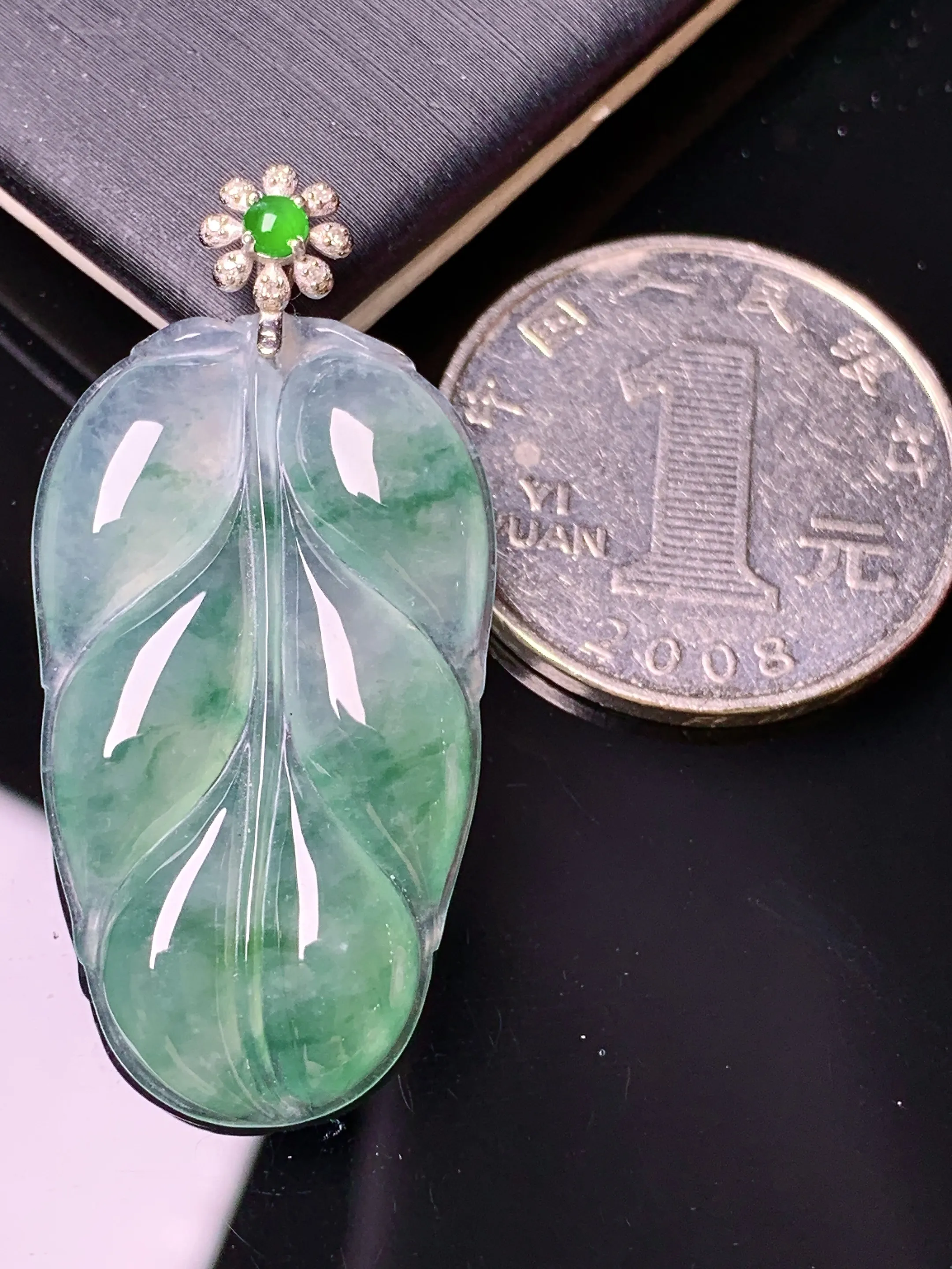 18k金钻镶嵌冰种飘绿树叶吊坠 玉质细腻 色泽清新艳丽 整体尺寸39.8*19.3*3.8