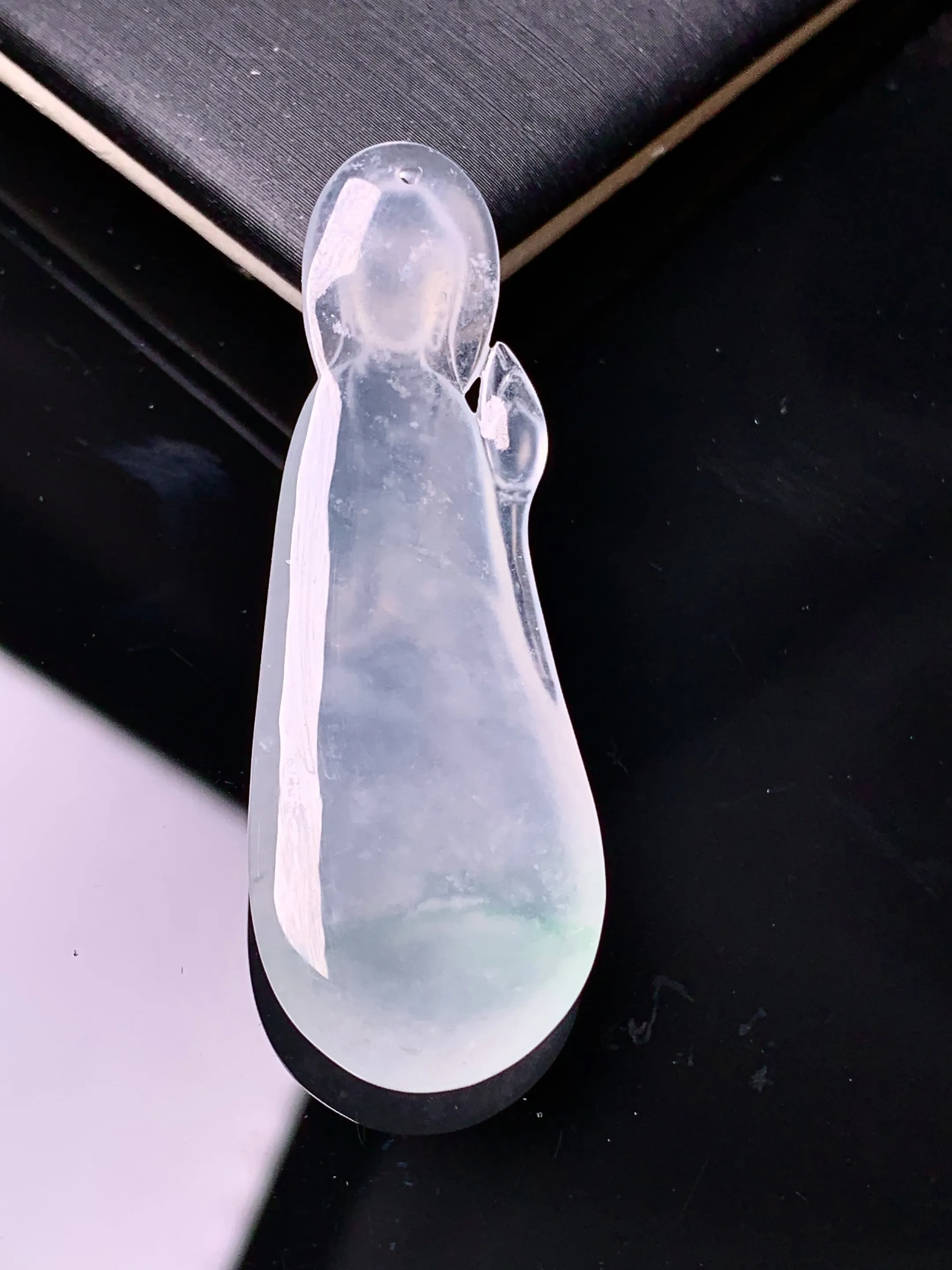 冰种飘绿观音吊坠 玉质细腻 色泽清新艳丽 整体尺寸46.5*16.7*6