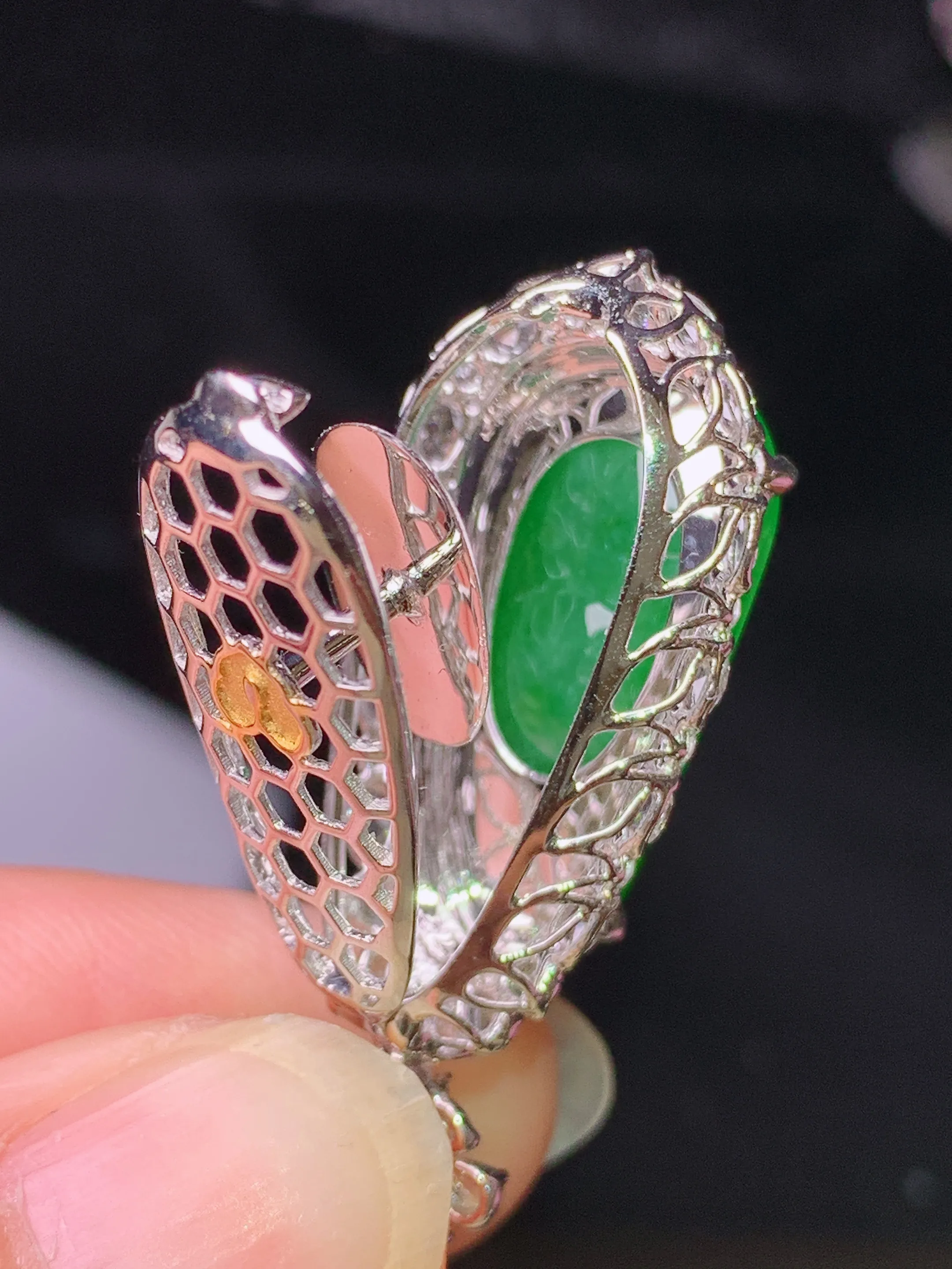 18k金钻镶嵌满绿四季豆吊坠 玉质细腻 色泽清新艳丽 整体尺寸37*15.2*12.3