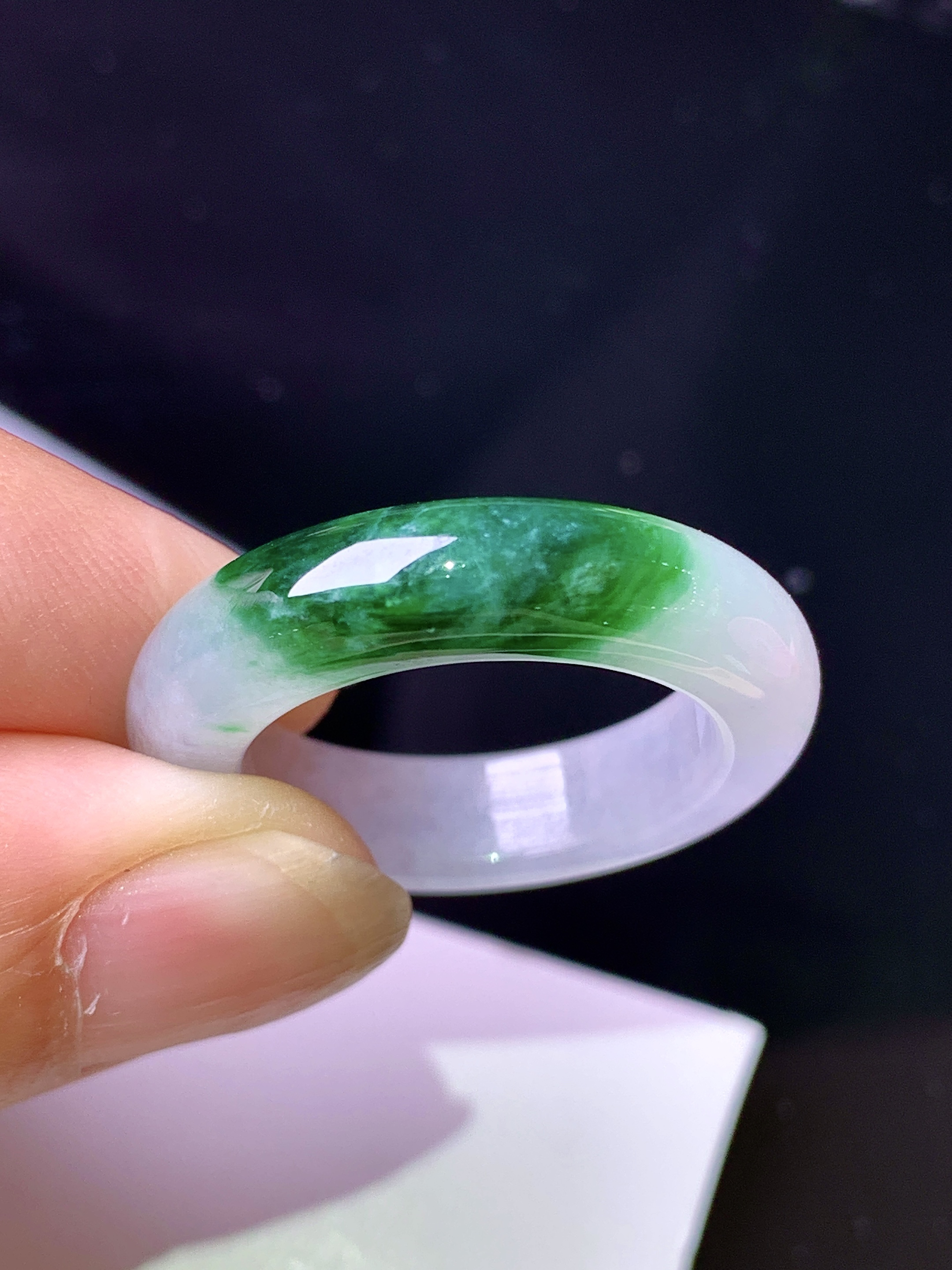飘绿指环 玉质细腻 色泽清新艳丽 圈口17 整体尺寸26.3*5.5*4.2