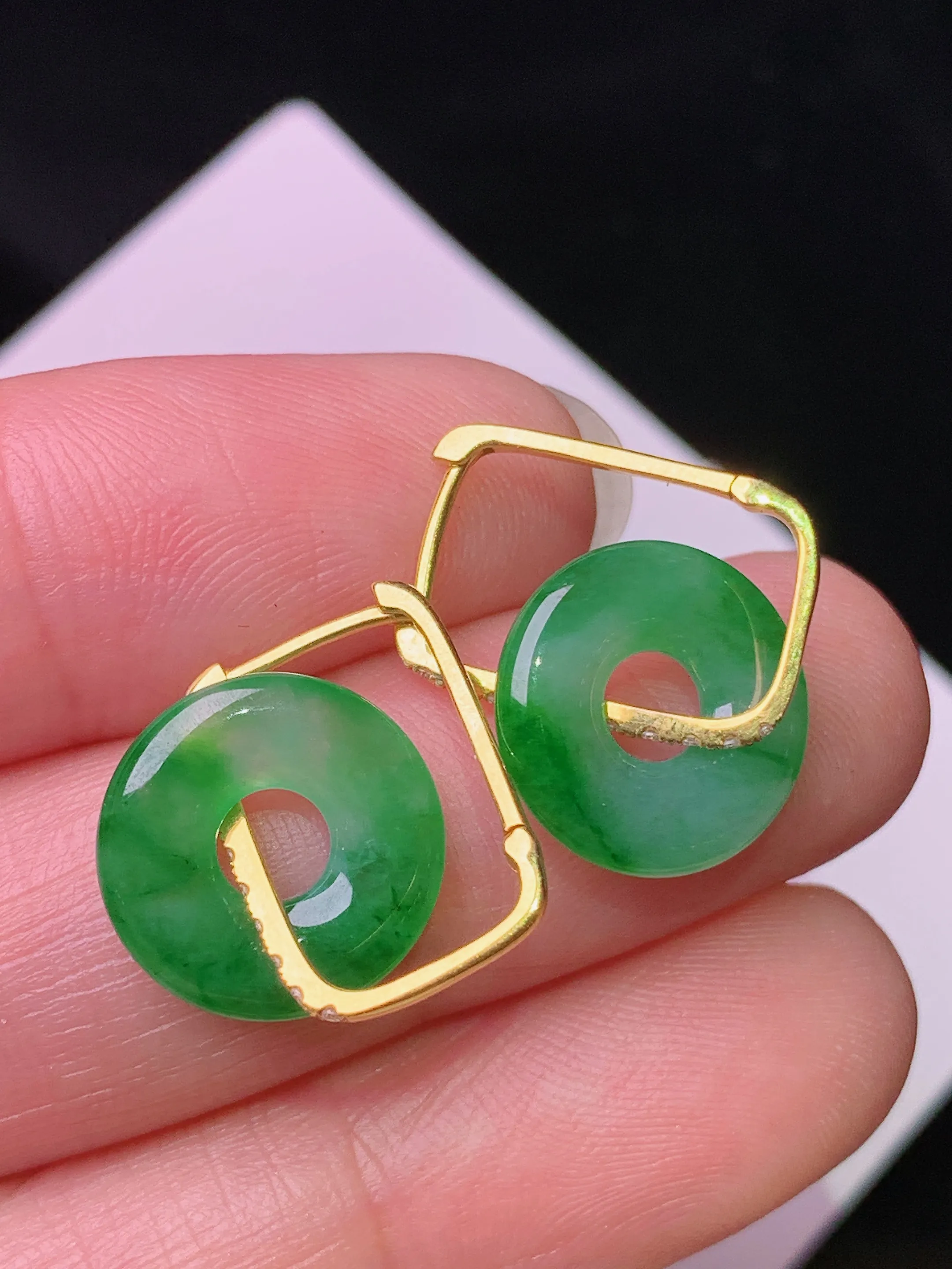 18k金钻镶嵌翠绿平安扣耳坠 玉质细腻 色泽清新艳丽 整体尺寸21.6*12.5*2.5