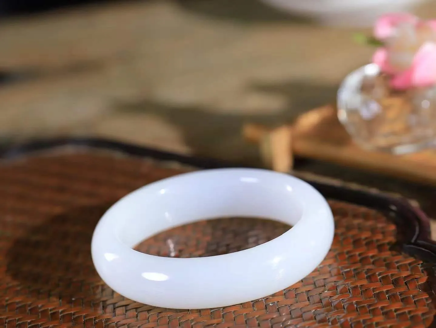 【花样年华·手镯】

收藏级臻品和田玉白玉手镯，质地油润细腻，色泽高贵典雅，镯型古朴典雅。在诗情画