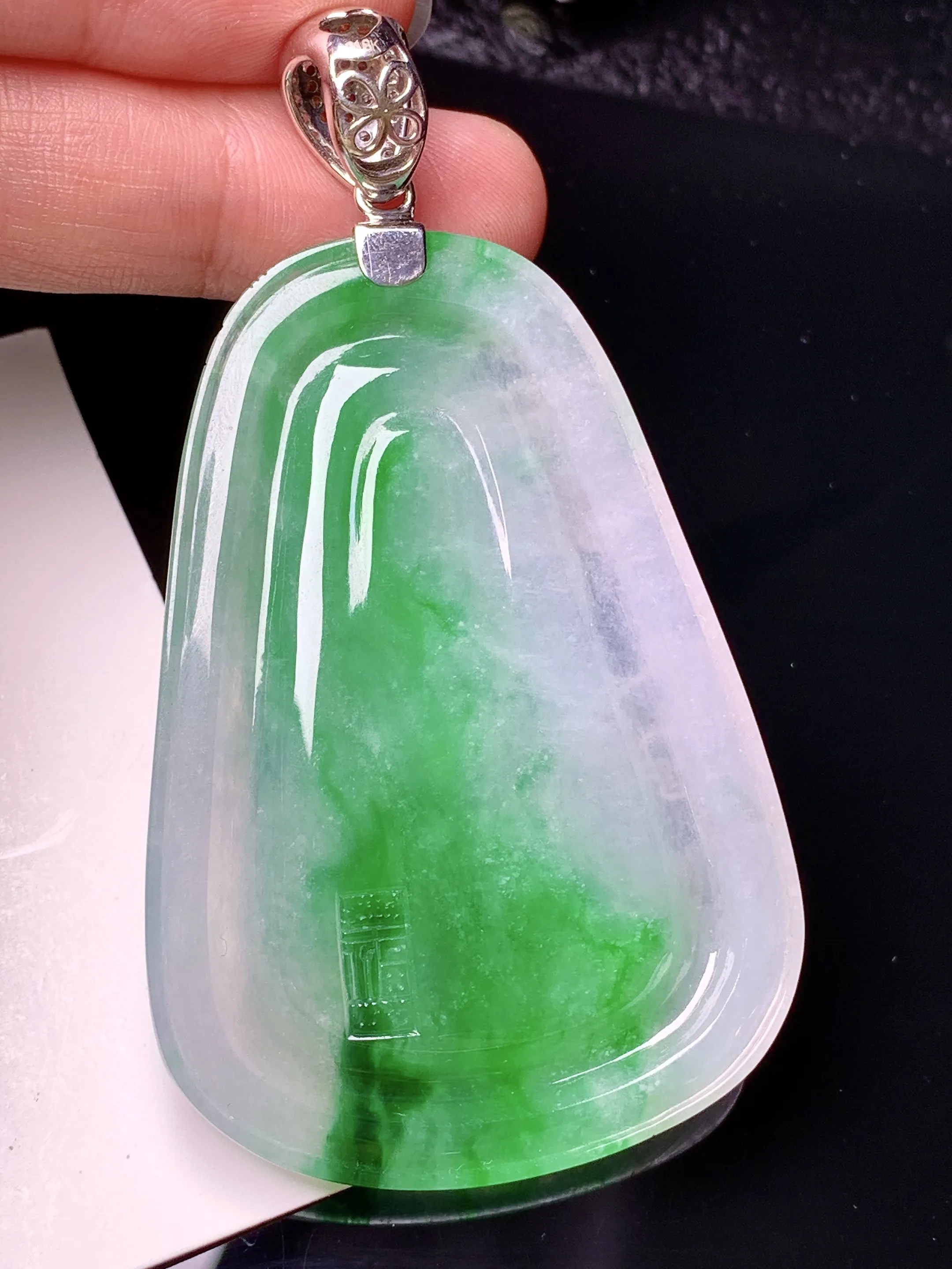 18k金钻镶嵌飘绿山水牌子吊坠 玉质细腻 色泽清新艳丽 整体尺寸72.6*40.5*7.6