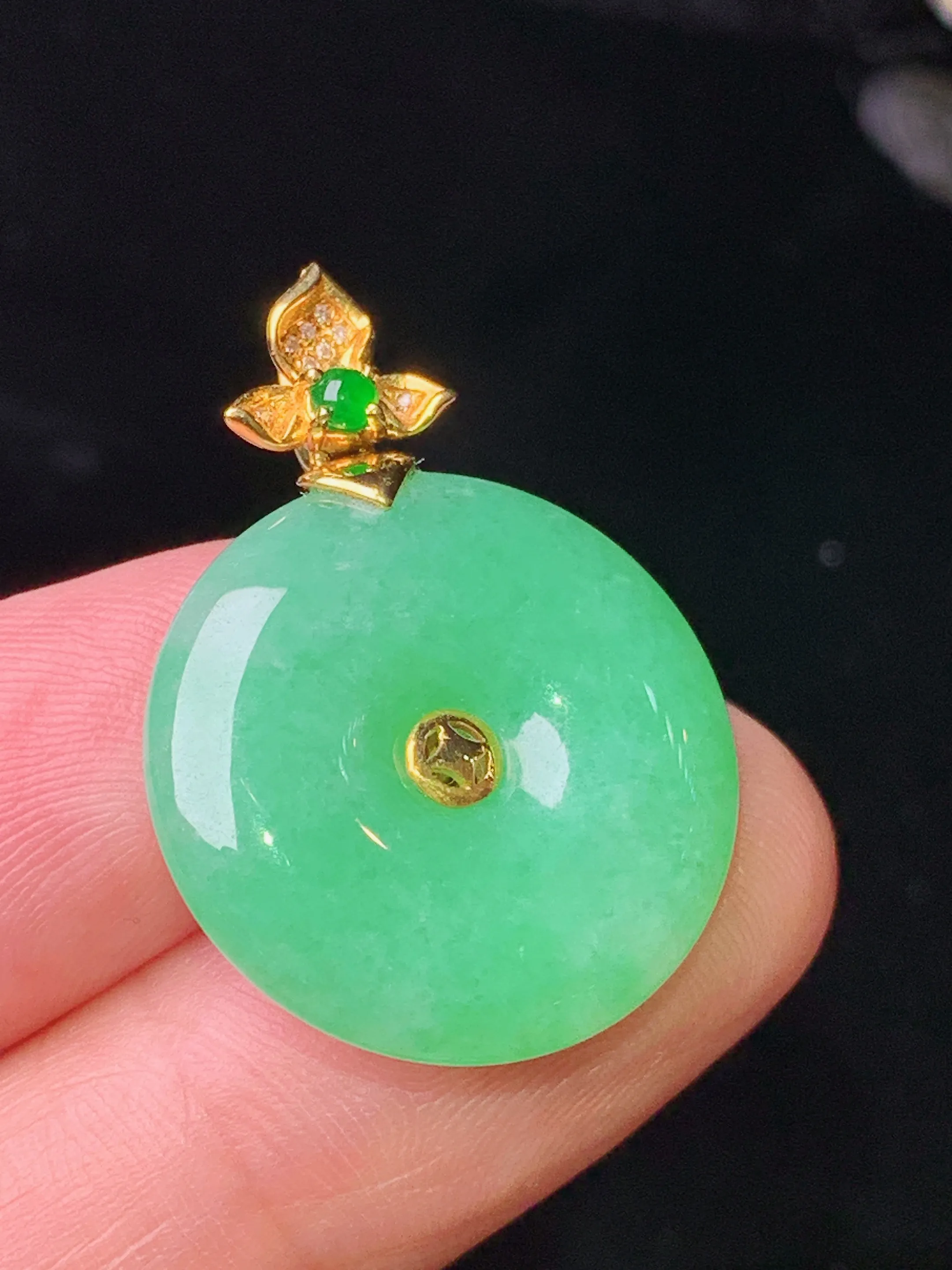 18k金钻镶嵌翠绿平安扣吊坠 玉质细腻 色泽清新艳丽 整体尺寸28.5*20.3*5