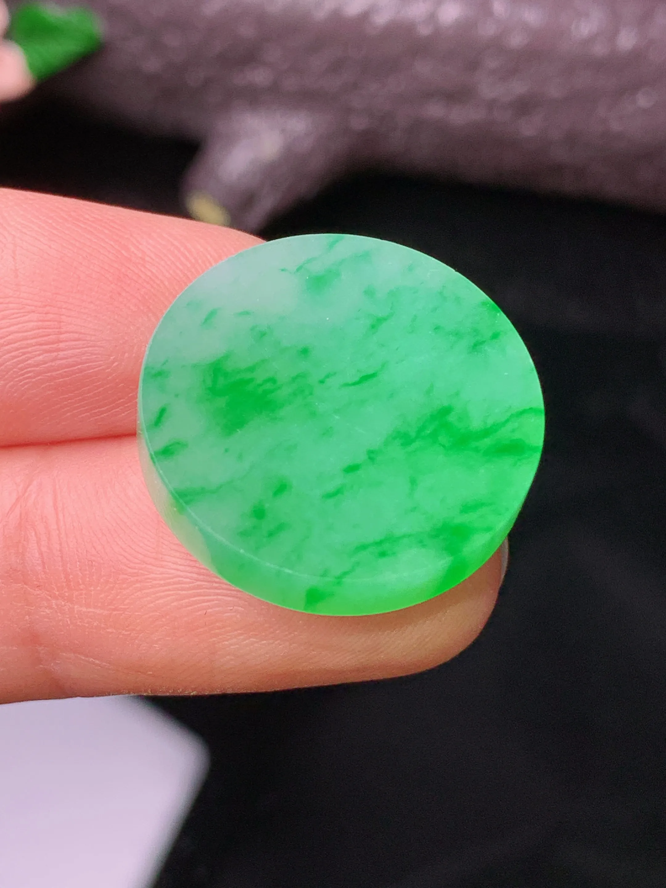 翠绿圆牌吊坠 玉质细腻 色泽清新艳丽 整体尺寸20.5*4