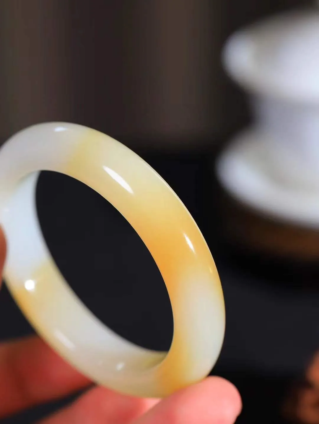 （温柔雅致.手镯）

精品️和田玉糖白玉手镯。镯型饱满，温润细腻，脂润沁香。️执一卷书，沏一盏茶，着一袭裙，戴一只镯。淡淡浅笺，素心若兰，静赏玉中诗画。悠悠岁月，芊手轻摘，盛满诗样芳华。重51.6克   尺寸52.5-11.9-9.5mm    FDL-661102133