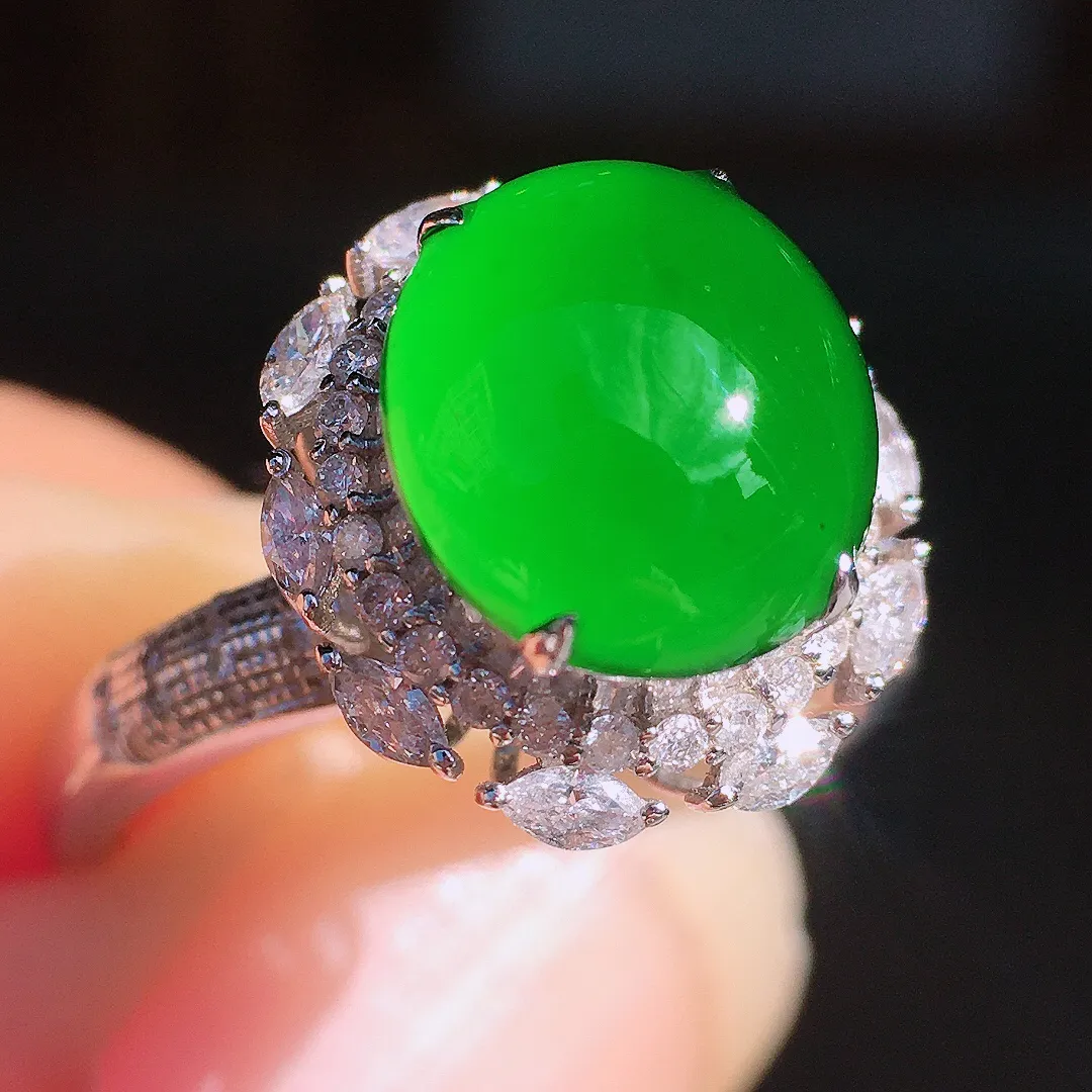 阳绿蛋面戒指，色泽均匀艳丽，玉质细腻，荧光感超
强，饱满圆润，尽显优雅气质，18k
金豪华镶嵌