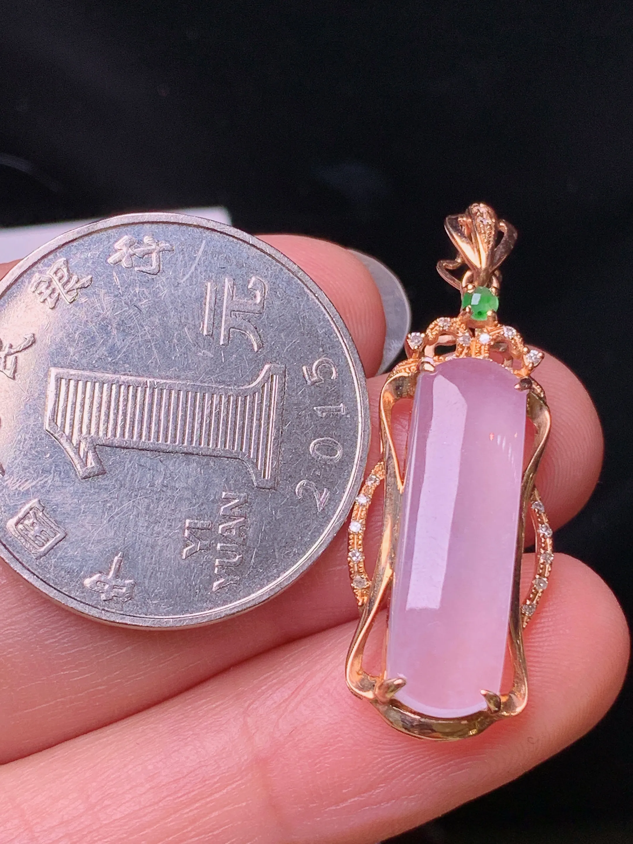 18k金钻镶嵌淡粉无事牌吊坠 玉质细腻 色泽清新艳丽 整体尺寸33.5*12*6.8