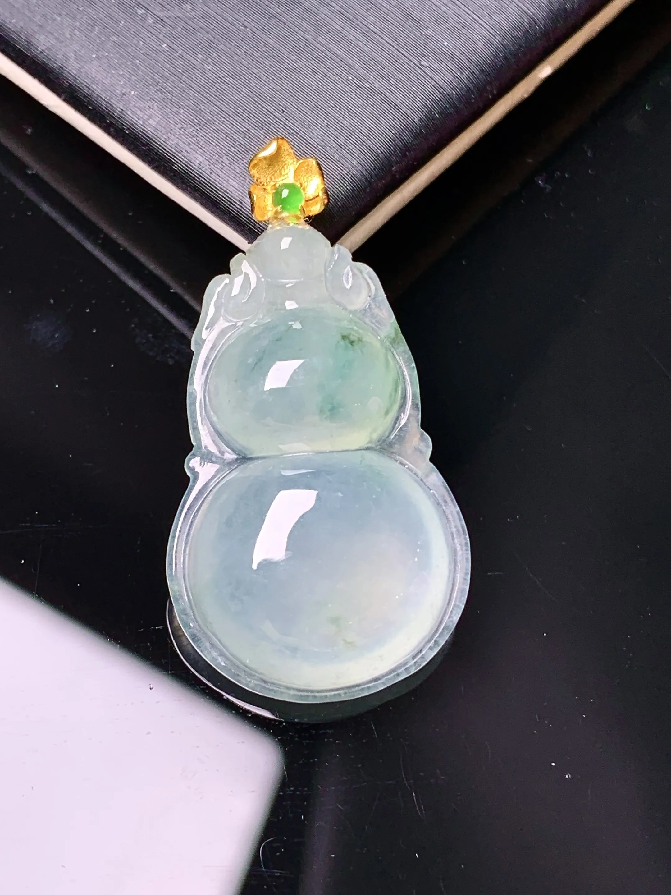 18k金镶嵌冰种葫芦吊坠 玉质细腻 色泽清新艳丽 整体尺寸30.9*16.7*5.7